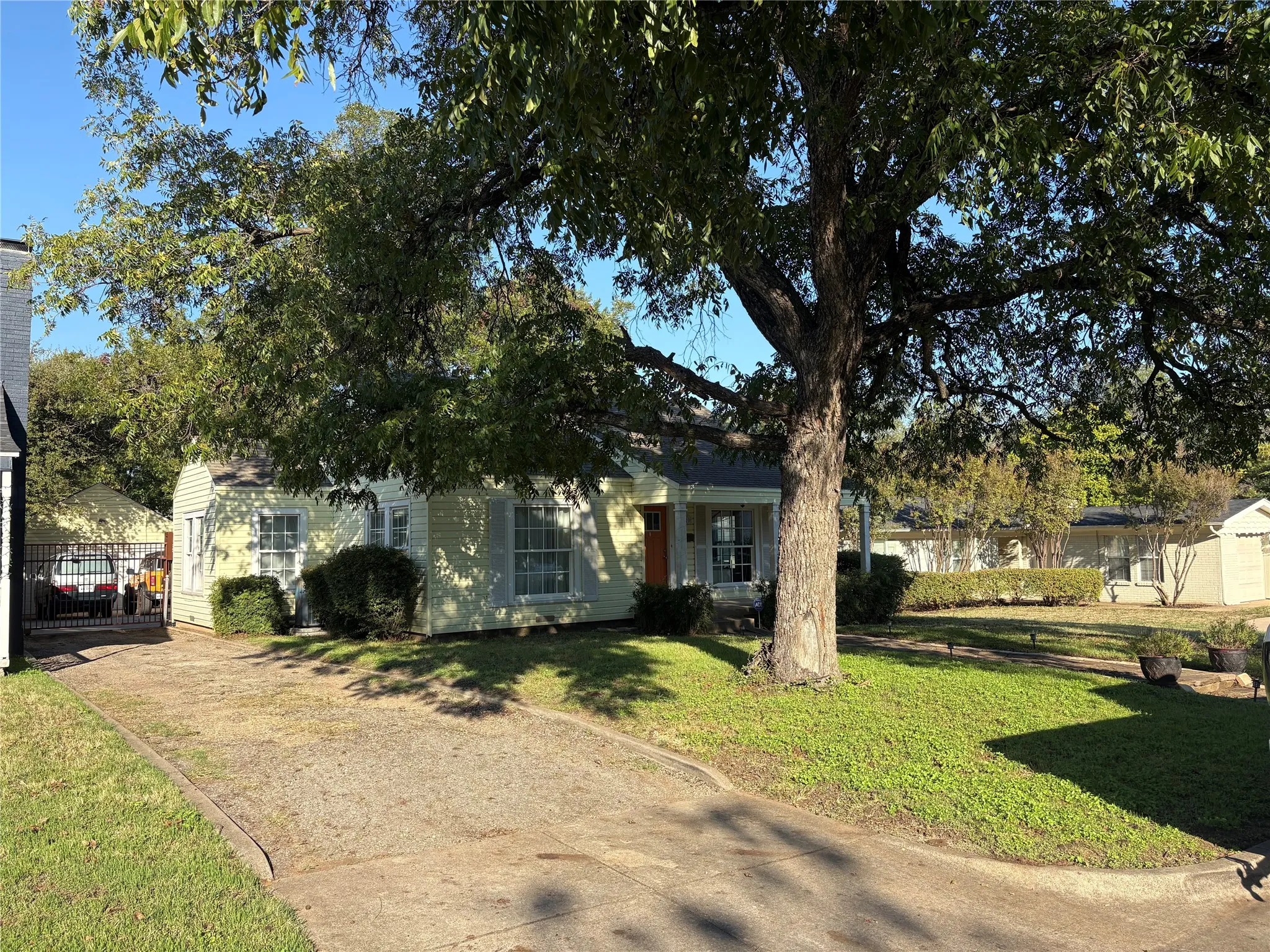 Single Family Residence For Sale in Tarrant County , 3620 Winston Road, Fort Worth, Texas 76109, 2 Bedroom, 1 Bathroom, Garage spaces, 1,075 Sqft, built in 1942, mls#21408419, Real Estate Agent in Fort Worth, Homes For Sale in Tarrant county, Homes For Sale in Fort Worth, Realtor in Fort Worth Texas, Real Estate Brokerage Independent Realty Texas, Luminita Cordes Realtor