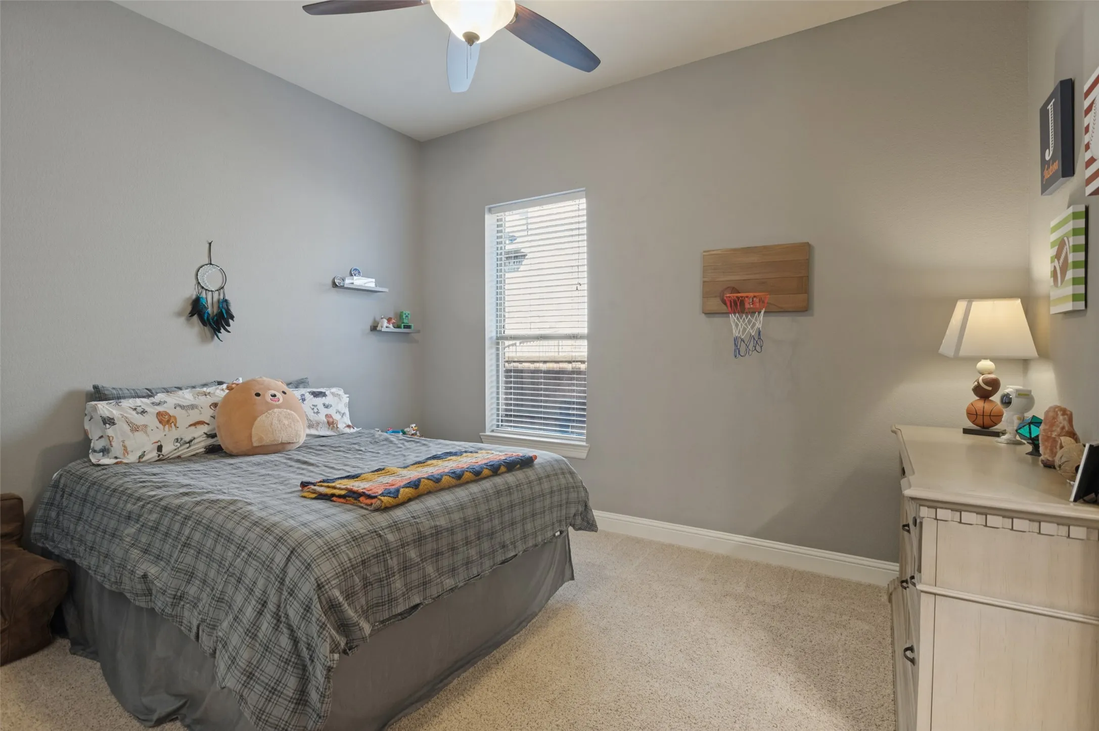 Recessed lighting, ceiling fan, single window with blinds, and light-toned carpeting