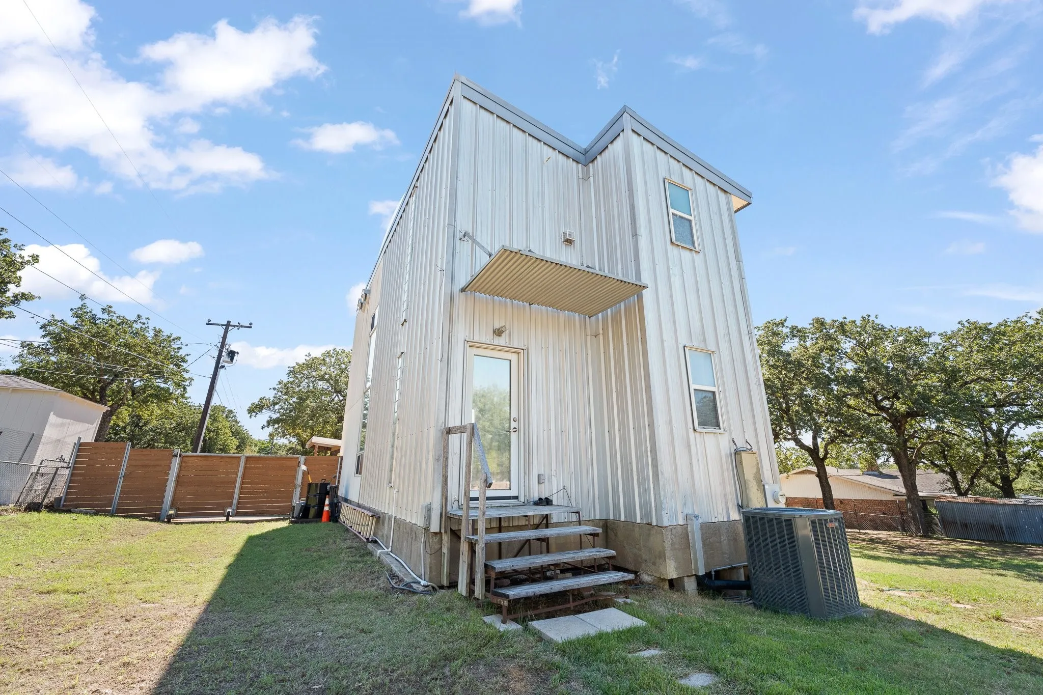 Single Family Residence For Sale in Johnson County , 408 Pecan Drive, Burleson, Texas 76028, 1 Bedroom, 2 Bathroom, Garage spaces, 1,400 Sqft, built in 2000, mls#21408193, Real Estate Agent in Burleson, Homes For Sale in Johnson county, Homes For Sale in Burleson, Realtor in Burleson Texas, Real Estate Brokerage Independent Realty Texas, Luminita Cordes Realtor