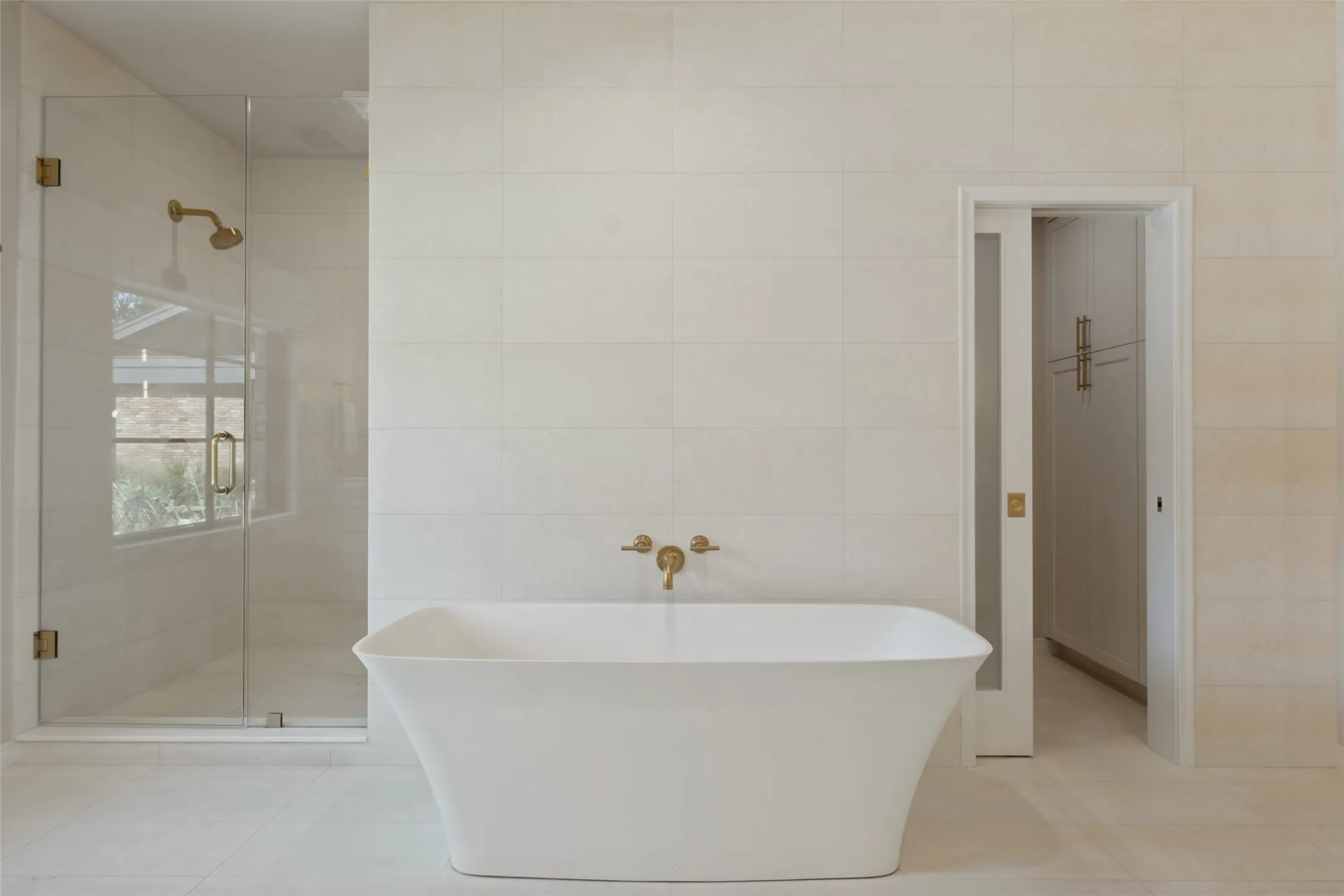 Spa like soaking tub