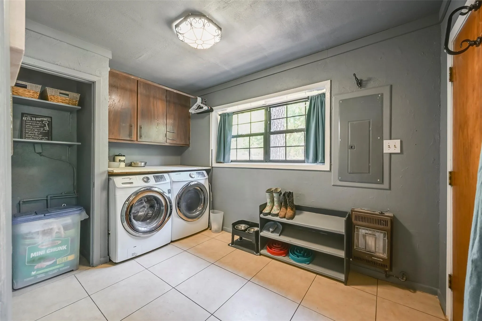 Single Family Residence For Rent in Wise County , 5319 US Highway 380, Bridgeport, Texas 76426, 3 Bedroom, 2 Bathroom, 3 Garage spaces, 2,932 Sqft, built in 1974, mls#21408406, Real Estate Agent in Bridgeport, Homes For Rent in Wise county, Homes For Rent in Bridgeport, Realtor in Bridgeport Texas, Real Estate Brokerage Independent Realty Texas, Luminita Cordes Realtor