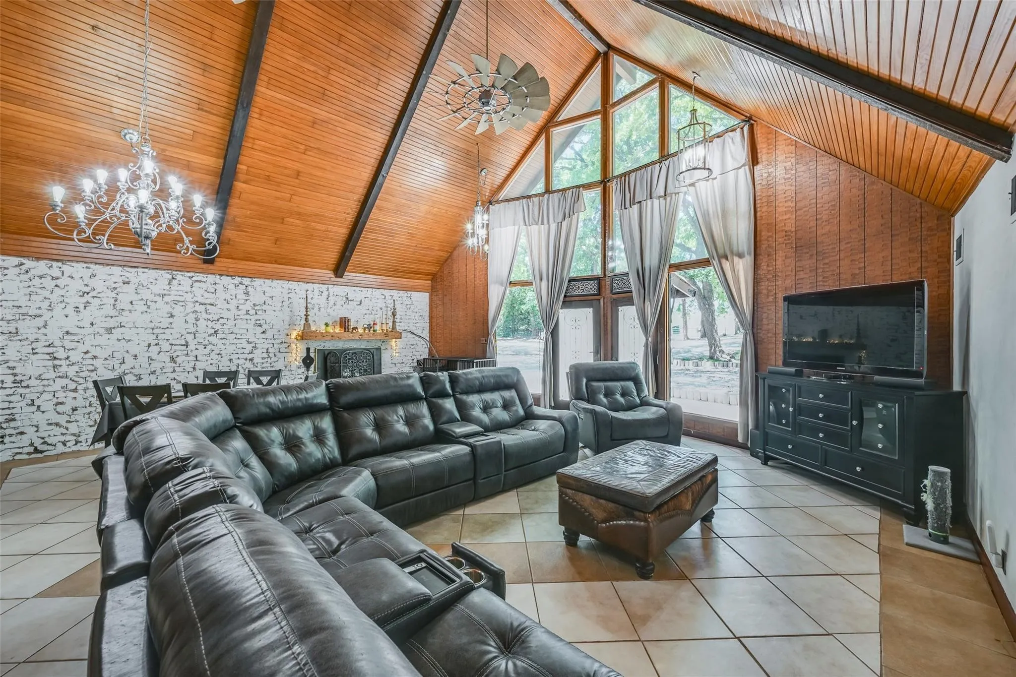 Single Family Residence For Rent in Wise County , 5319 US Highway 380, Bridgeport, Texas 76426, 3 Bedroom, 2 Bathroom, 3 Garage spaces, 2,932 Sqft, built in 1974, mls#21408406, Real Estate Agent in Bridgeport, Homes For Rent in Wise county, Homes For Rent in Bridgeport, Realtor in Bridgeport Texas, Real Estate Brokerage Independent Realty Texas, Luminita Cordes Realtor