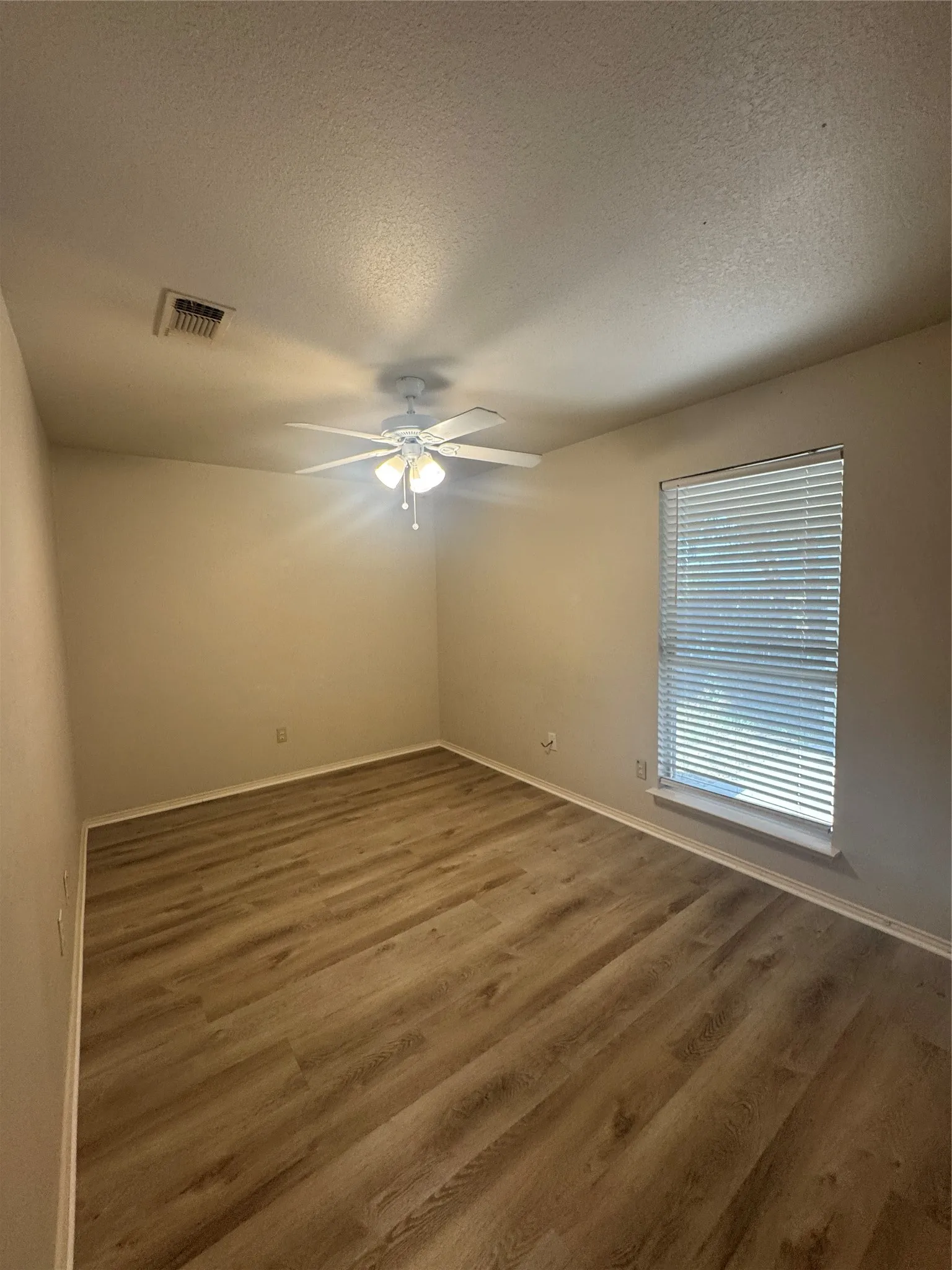 Single Family Residence For Rent in Collin County , 2211 Brookview Drive, Mc Kinney, Texas 75072, 3 Bedroom, 2 Bathroom, 2 Garage spaces, 1,271 Sqft, built in 1996, mls#21408430, Real Estate Agent in Mc Kinney, Homes For Rent in Collin county, Homes For Rent in Mc Kinney, Realtor in Mc Kinney Texas, Real Estate Brokerage Independent Realty Texas, Luminita Cordes Realtor