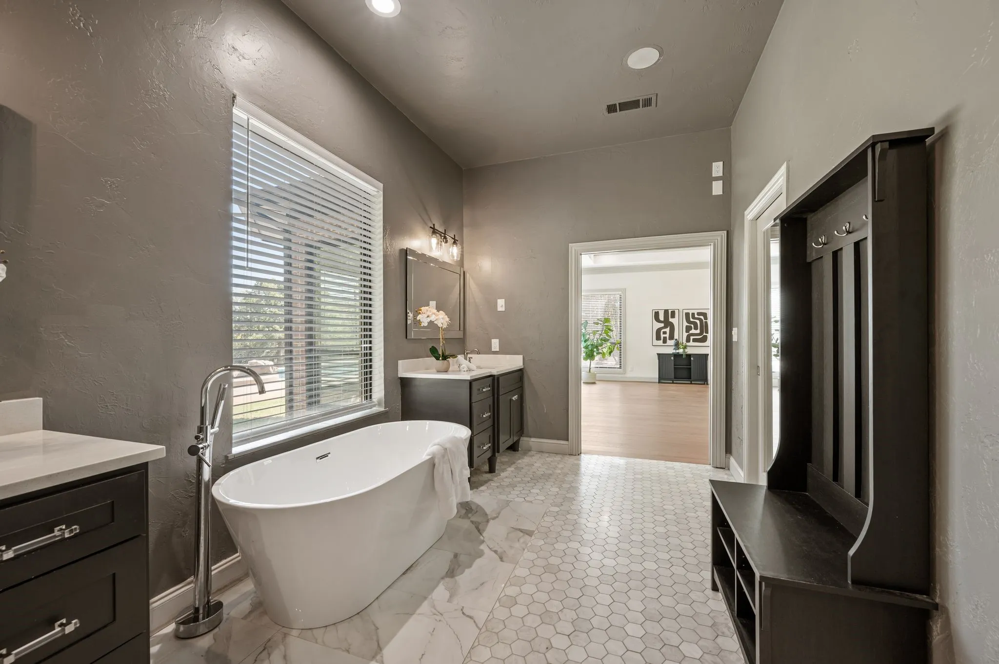 Single Family Residence For Sale in Denton County , 1000 Simmons Road, Flower Mound, Texas 75022, 4 Bedroom, 4 Bathroom, 5 Garage spaces, 5,430 Sqft, built in 1997, mls#21407554, Real Estate Agent in Flower Mound, Homes For Sale in Denton county, Homes For Sale in Flower Mound, Realtor in Flower Mound Texas, Real Estate Brokerage Independent Realty Texas, Luminita Cordes Realtor