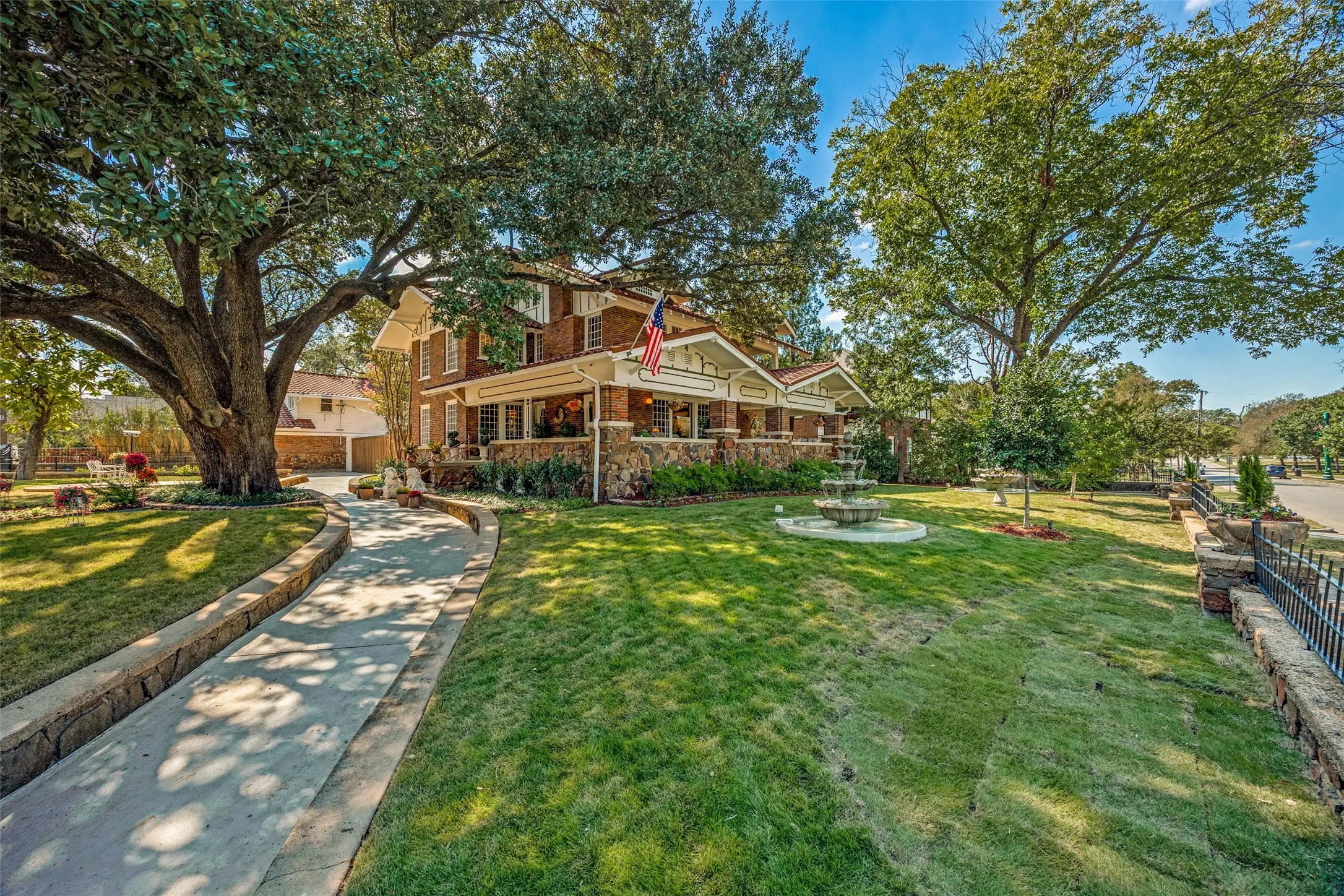Single Family Residence For Sale in Dallas County , 320 E 5th Street, Dallas, Texas 75203, 7 Bedroom, 4 Bathroom, 2 Garage spaces, 4,601 Sqft, built in 1925, mls#21406713, Real Estate Agent in Dallas, Homes For Sale in Dallas county, Homes For Sale in Dallas, Realtor in Dallas Texas, Real Estate Brokerage Independent Realty Texas, Luminita Cordes Realtor