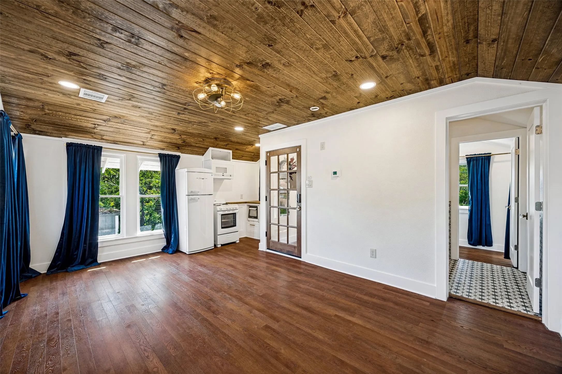 Quarters above garage with Kitchen
