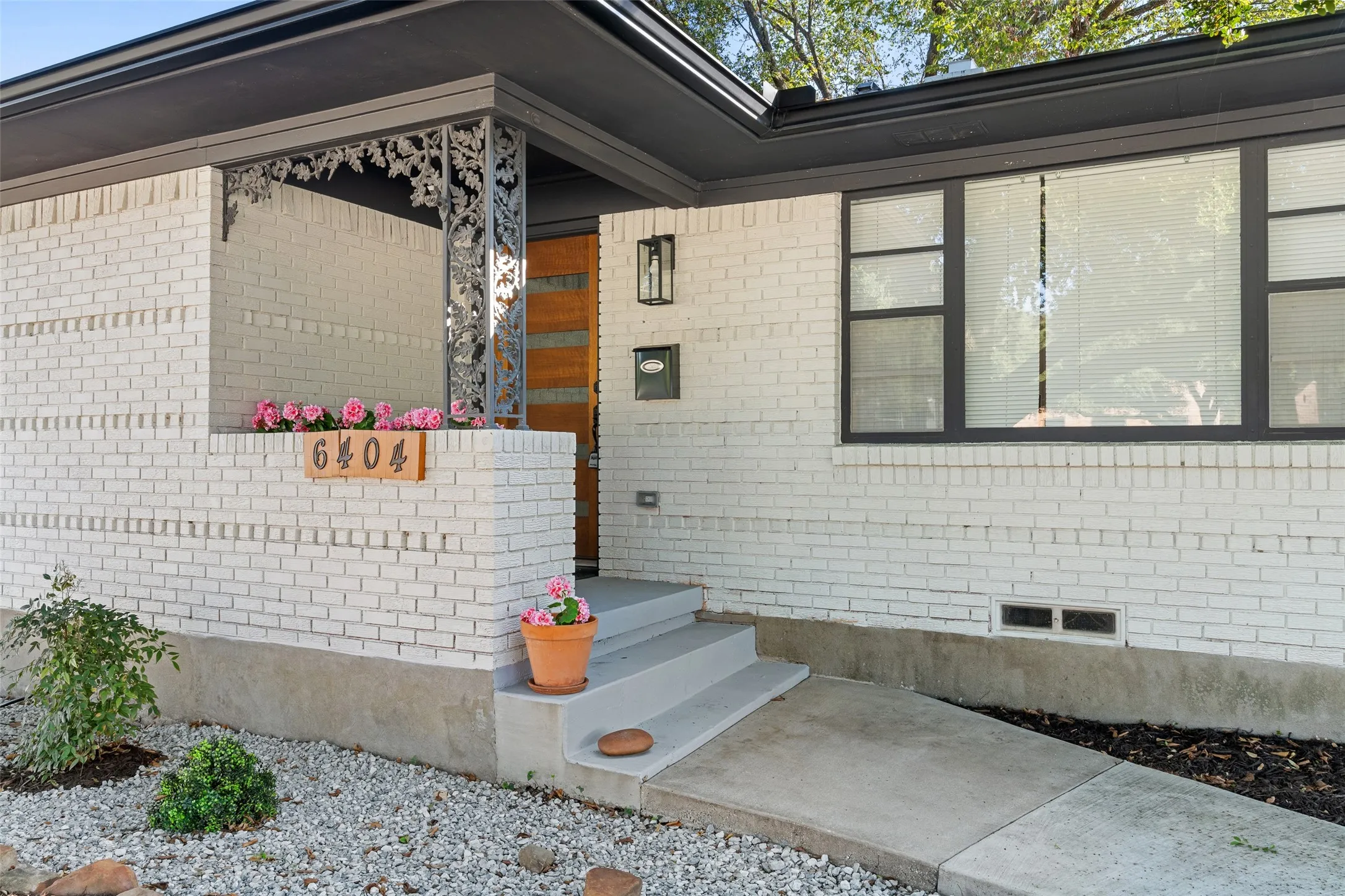 Single Family Residence For Sale in Dallas County , 6404 E Lovers Lane, Dallas, Texas 75214, 3 Bedroom, 2 Bathroom, Garage spaces, 1,513 Sqft, built in 1954, mls#21407845, Real Estate Agent in Dallas, Homes For Sale in Dallas county, Homes For Sale in Dallas, Realtor in Dallas Texas, Real Estate Brokerage Independent Realty Texas, Luminita Cordes Realtor