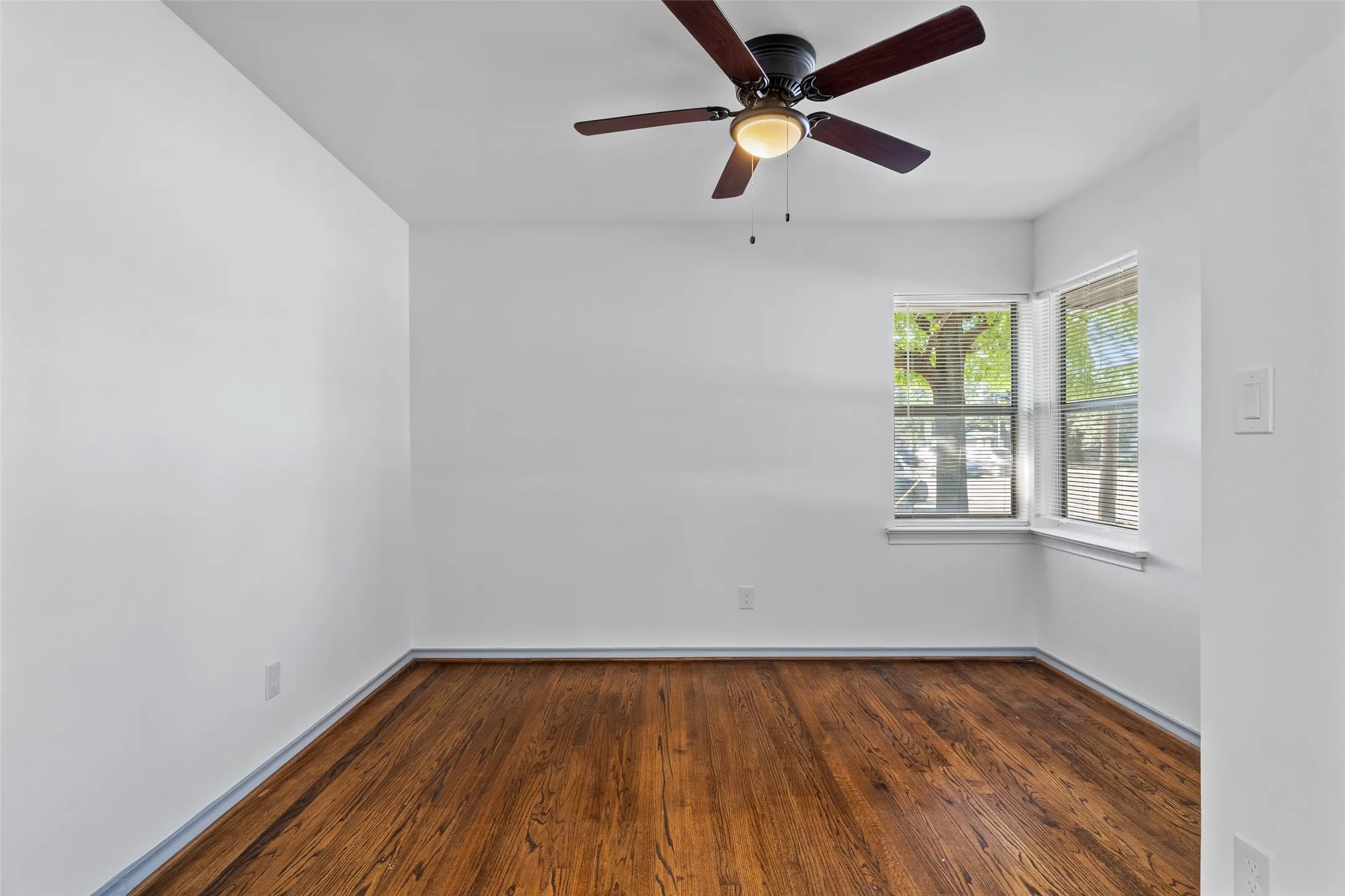 Single Family Residence For Sale in Dallas County , 6404 E Lovers Lane, Dallas, Texas 75214, 3 Bedroom, 2 Bathroom, Garage spaces, 1,513 Sqft, built in 1954, mls#21407845, Real Estate Agent in Dallas, Homes For Sale in Dallas county, Homes For Sale in Dallas, Realtor in Dallas Texas, Real Estate Brokerage Independent Realty Texas, Luminita Cordes Realtor