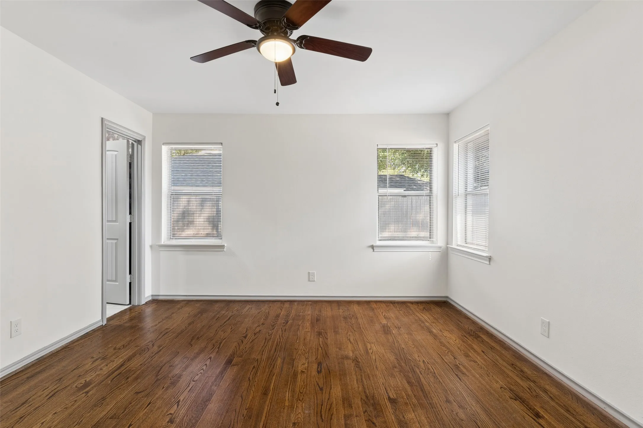 Single Family Residence For Sale in Dallas County , 6404 E Lovers Lane, Dallas, Texas 75214, 3 Bedroom, 2 Bathroom, Garage spaces, 1,513 Sqft, built in 1954, mls#21407845, Real Estate Agent in Dallas, Homes For Sale in Dallas county, Homes For Sale in Dallas, Realtor in Dallas Texas, Real Estate Brokerage Independent Realty Texas, Luminita Cordes Realtor