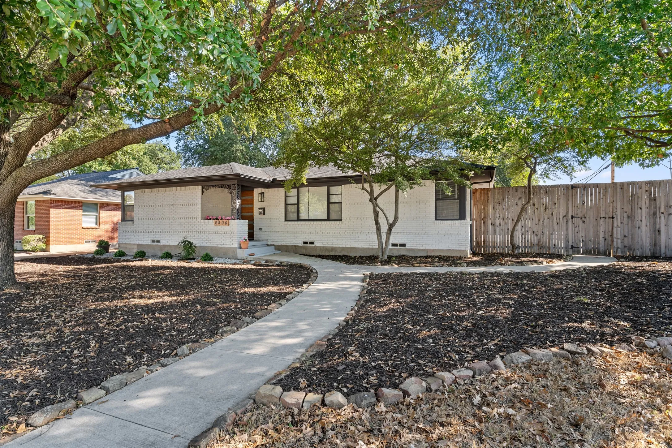 Single Family Residence For Sale in Dallas County , 6404 E Lovers Lane, Dallas, Texas 75214, 3 Bedroom, 2 Bathroom, Garage spaces, 1,513 Sqft, built in 1954, mls#21407845, Real Estate Agent in Dallas, Homes For Sale in Dallas county, Homes For Sale in Dallas, Realtor in Dallas Texas, Real Estate Brokerage Independent Realty Texas, Luminita Cordes Realtor