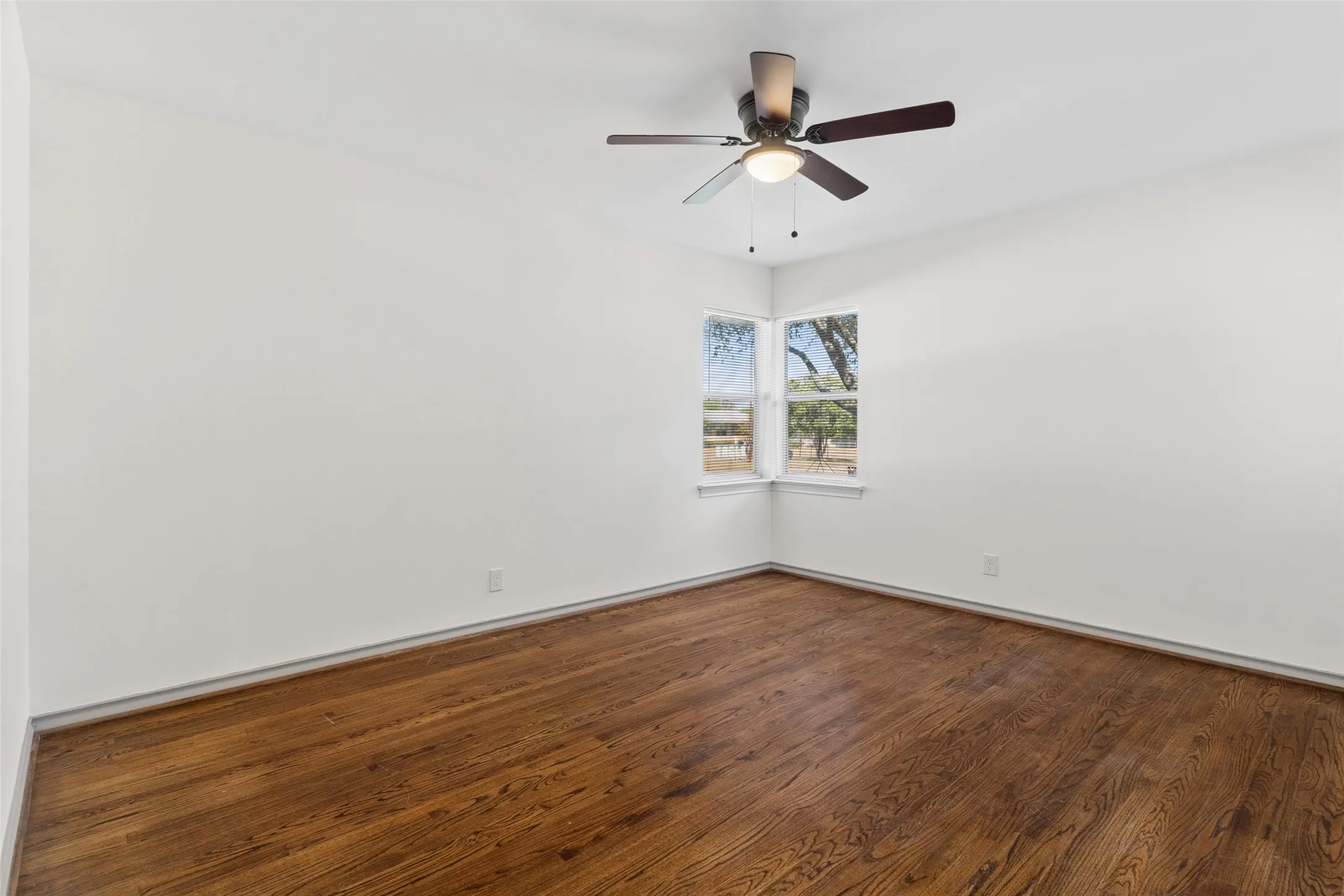 Single Family Residence For Sale in Dallas County , 6404 E Lovers Lane, Dallas, Texas 75214, 3 Bedroom, 2 Bathroom, Garage spaces, 1,513 Sqft, built in 1954, mls#21407845, Real Estate Agent in Dallas, Homes For Sale in Dallas county, Homes For Sale in Dallas, Realtor in Dallas Texas, Real Estate Brokerage Independent Realty Texas, Luminita Cordes Realtor
