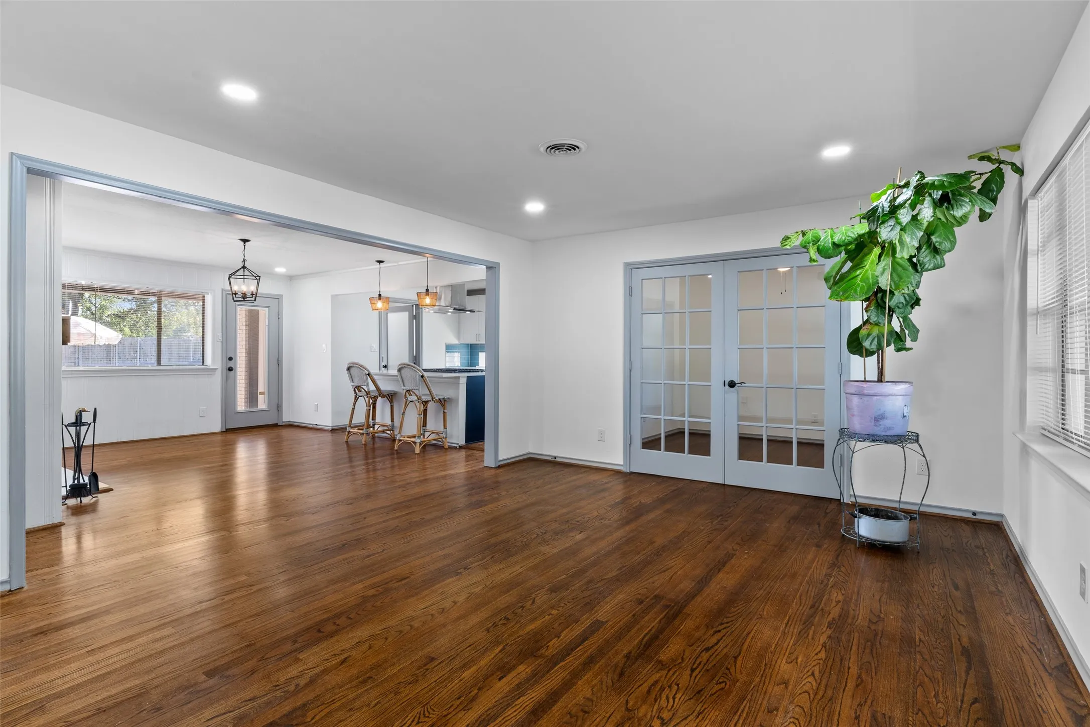 Single Family Residence For Sale in Dallas County , 6404 E Lovers Lane, Dallas, Texas 75214, 3 Bedroom, 2 Bathroom, Garage spaces, 1,513 Sqft, built in 1954, mls#21407845, Real Estate Agent in Dallas, Homes For Sale in Dallas county, Homes For Sale in Dallas, Realtor in Dallas Texas, Real Estate Brokerage Independent Realty Texas, Luminita Cordes Realtor