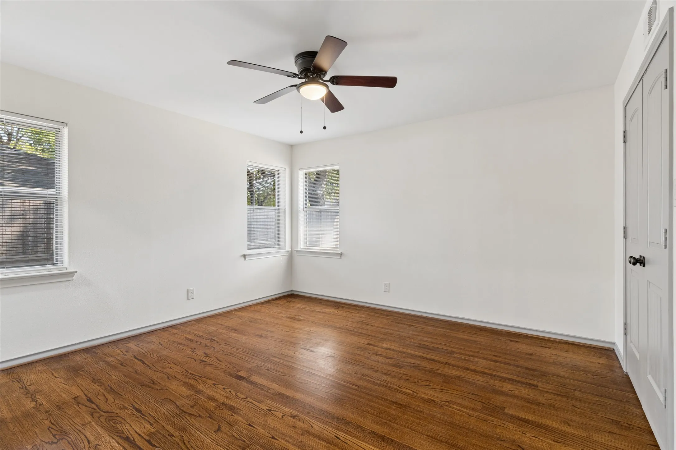 Single Family Residence For Sale in Dallas County , 6404 E Lovers Lane, Dallas, Texas 75214, 3 Bedroom, 2 Bathroom, Garage spaces, 1,513 Sqft, built in 1954, mls#21407845, Real Estate Agent in Dallas, Homes For Sale in Dallas county, Homes For Sale in Dallas, Realtor in Dallas Texas, Real Estate Brokerage Independent Realty Texas, Luminita Cordes Realtor