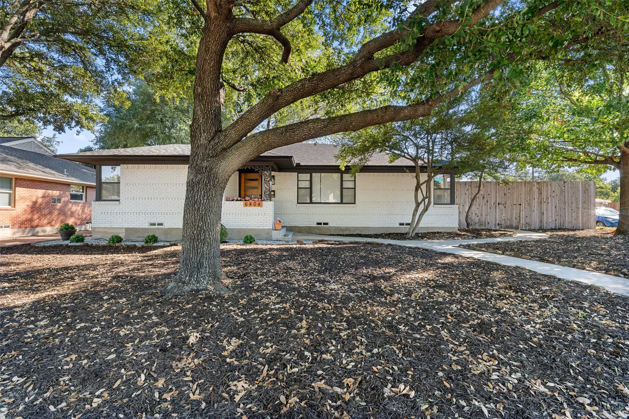 Single Family Residence For Sale in Dallas County , 6404 E Lovers Lane, Dallas, Texas 75214, 3 Bedroom, 2 Bathroom, Garage spaces, 1,513 Sqft, built in 1954, mls#21407845, Real Estate Agent in Dallas, Homes For Sale in Dallas county, Homes For Sale in Dallas, Realtor in Dallas Texas, Real Estate Brokerage Independent Realty Texas, Luminita Cordes Realtor