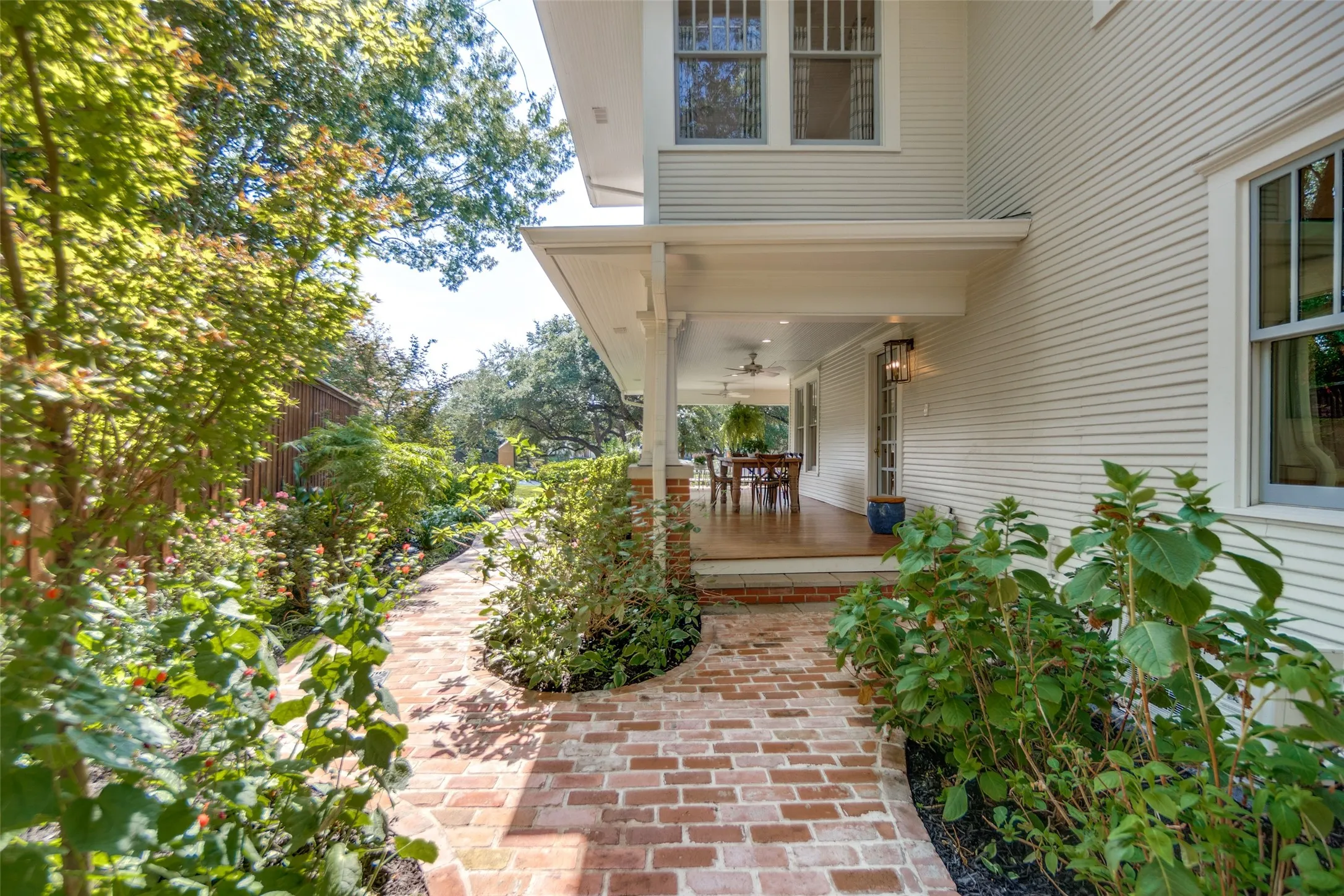 Side walkway /Gardens