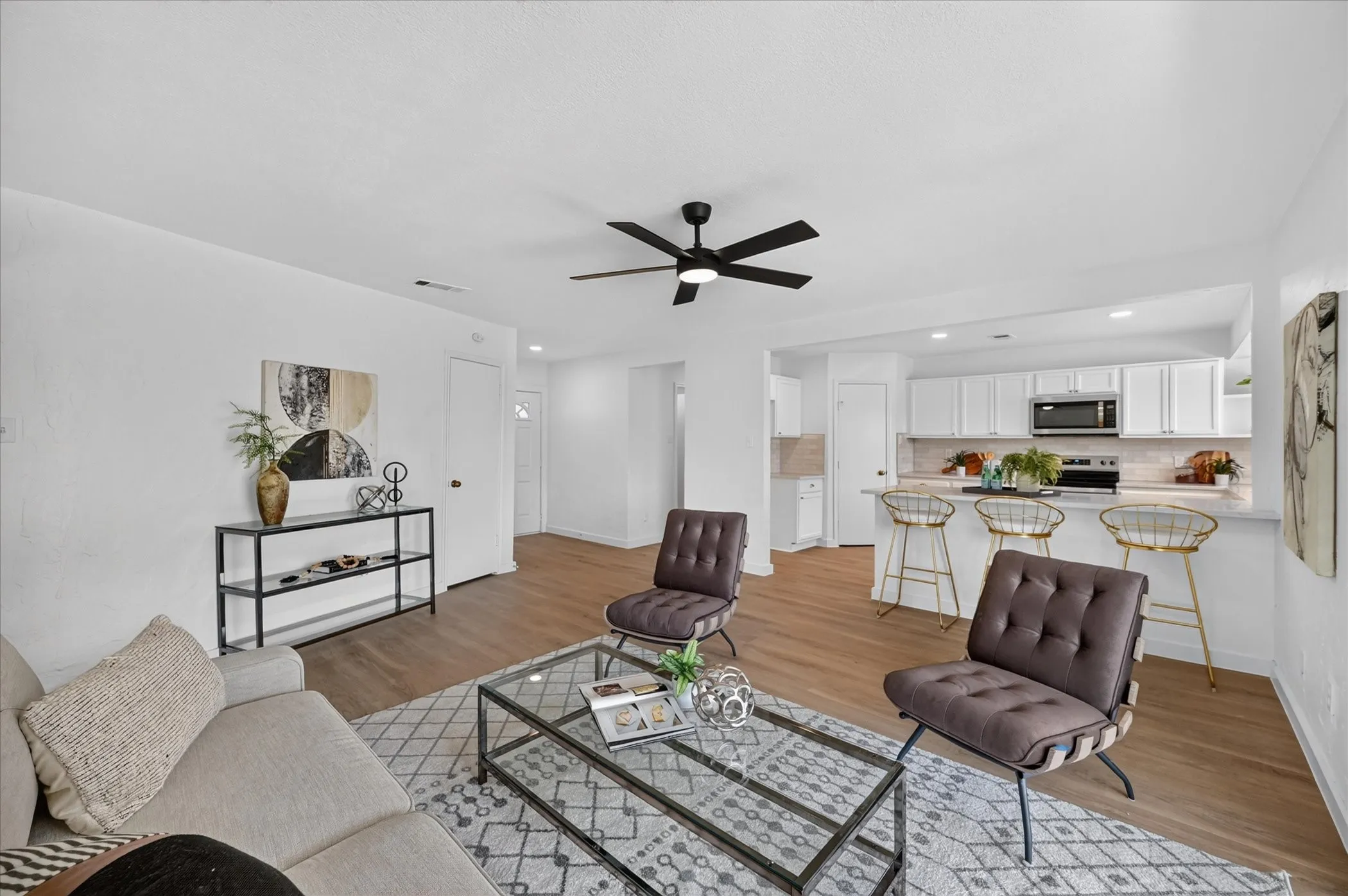 Single Family Residence For Sale in Ellis County , 113 Bow Creek Circle, Red Oak, Texas 75154, 3 Bedroom, 2 Bathroom, 2 Garage spaces, 1,714 Sqft, built in 1978, mls#21402388, Real Estate Agent in Red Oak, Homes For Sale in Ellis county, Homes For Sale in Red Oak, Realtor in Red Oak Texas, Real Estate Brokerage Independent Realty Texas, Luminita Cordes Realtor