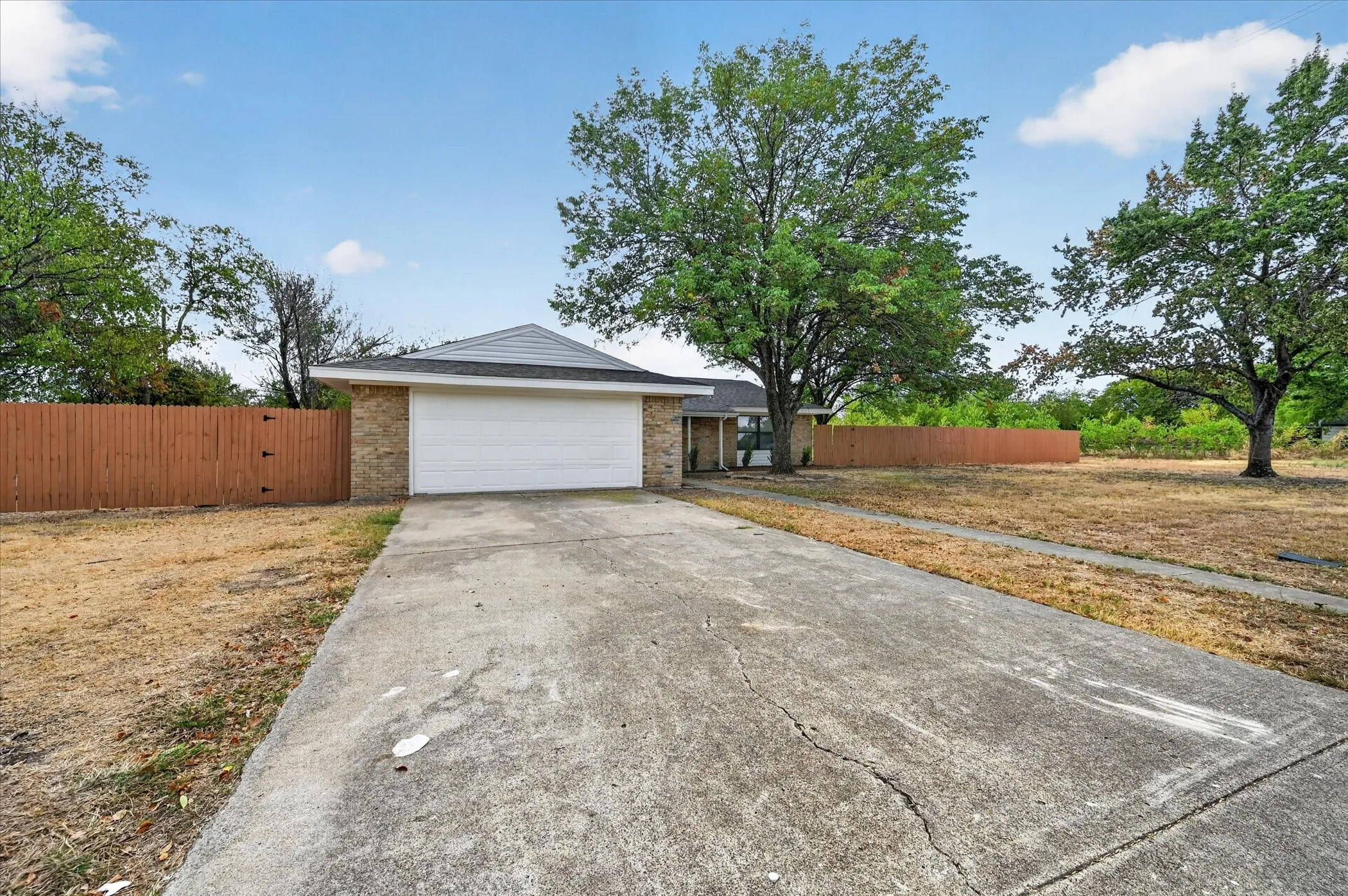 Single Family Residence For Sale in Ellis County , 113 Bow Creek Circle, Red Oak, Texas 75154, 3 Bedroom, 2 Bathroom, 2 Garage spaces, 1,714 Sqft, built in 1978, mls#21402388, Real Estate Agent in Red Oak, Homes For Sale in Ellis county, Homes For Sale in Red Oak, Realtor in Red Oak Texas, Real Estate Brokerage Independent Realty Texas, Luminita Cordes Realtor