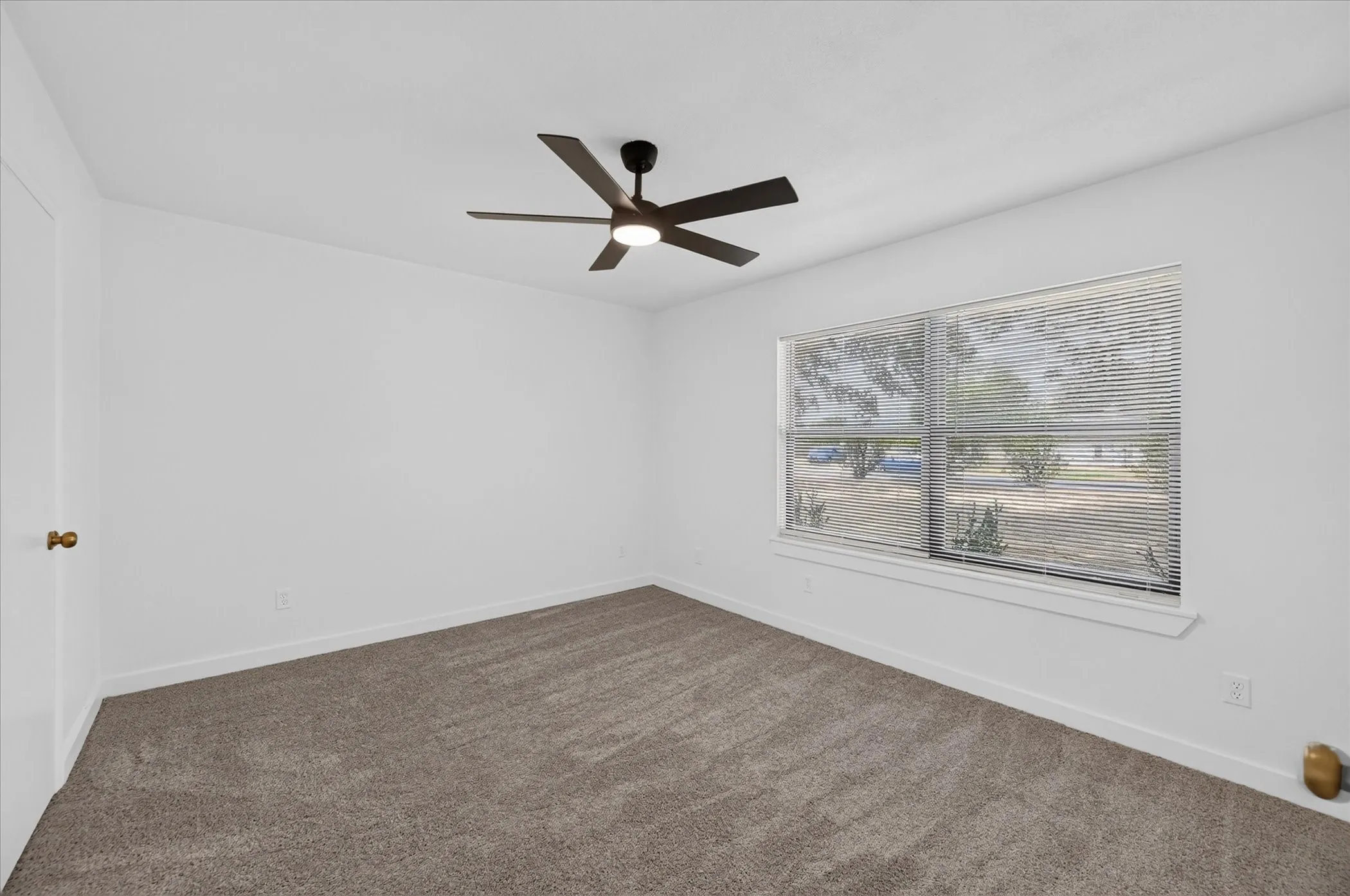Single Family Residence For Sale in Ellis County , 113 Bow Creek Circle, Red Oak, Texas 75154, 3 Bedroom, 2 Bathroom, 2 Garage spaces, 1,714 Sqft, built in 1978, mls#21402388, Real Estate Agent in Red Oak, Homes For Sale in Ellis county, Homes For Sale in Red Oak, Realtor in Red Oak Texas, Real Estate Brokerage Independent Realty Texas, Luminita Cordes Realtor