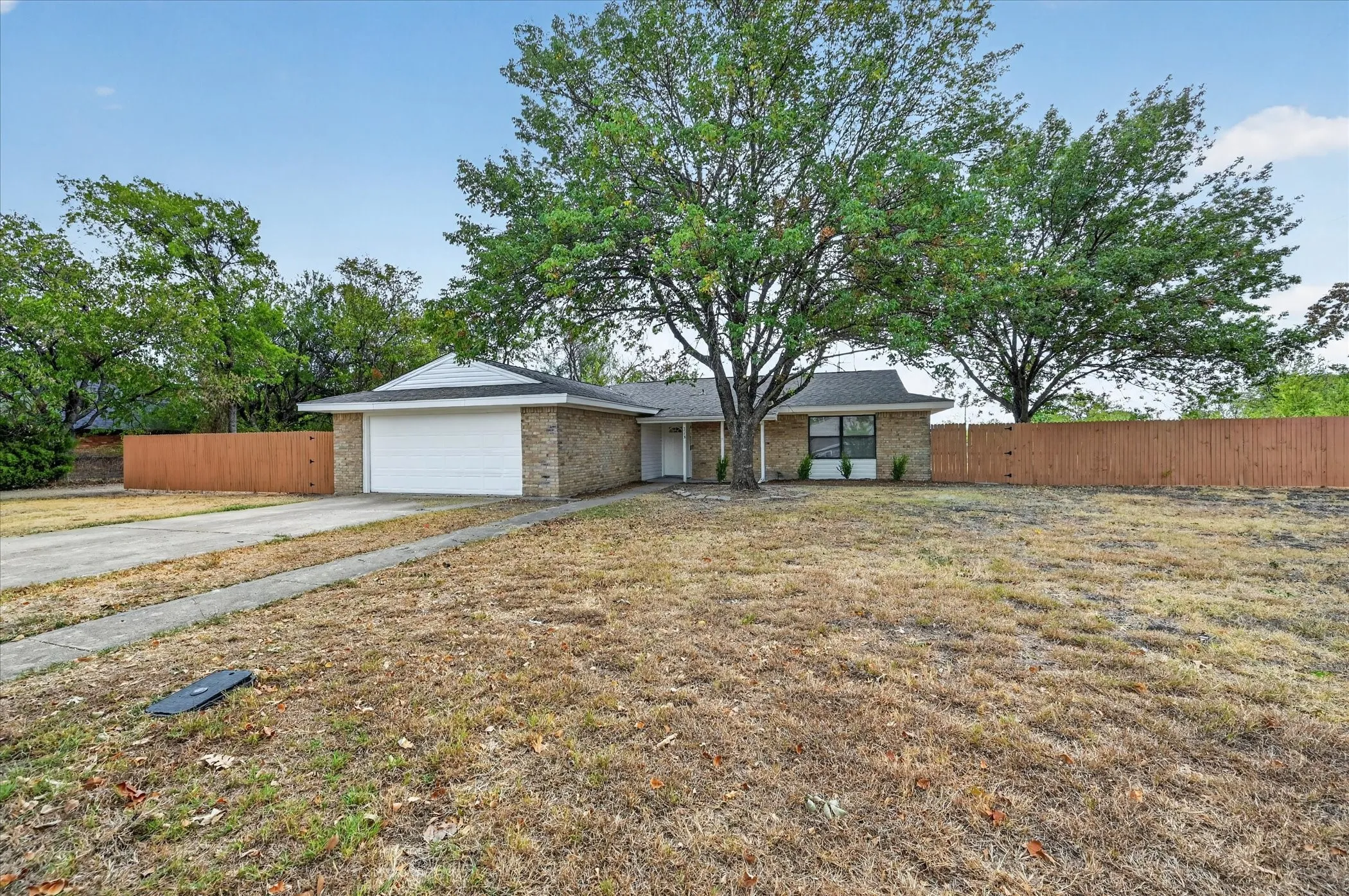 Single Family Residence For Sale in Ellis County , 113 Bow Creek Circle, Red Oak, Texas 75154, 3 Bedroom, 2 Bathroom, 2 Garage spaces, 1,714 Sqft, built in 1978, mls#21402388, Real Estate Agent in Red Oak, Homes For Sale in Ellis county, Homes For Sale in Red Oak, Realtor in Red Oak Texas, Real Estate Brokerage Independent Realty Texas, Luminita Cordes Realtor