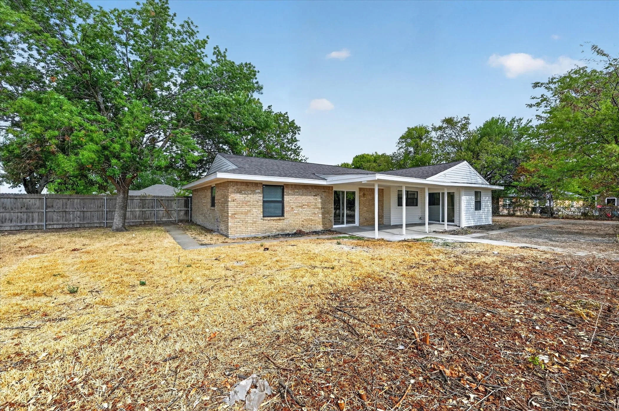 Single Family Residence For Sale in Ellis County , 113 Bow Creek Circle, Red Oak, Texas 75154, 3 Bedroom, 2 Bathroom, 2 Garage spaces, 1,714 Sqft, built in 1978, mls#21402388, Real Estate Agent in Red Oak, Homes For Sale in Ellis county, Homes For Sale in Red Oak, Realtor in Red Oak Texas, Real Estate Brokerage Independent Realty Texas, Luminita Cordes Realtor