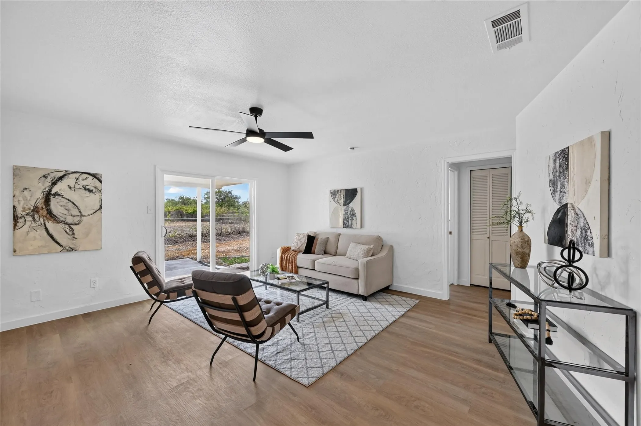 Single Family Residence For Sale in Ellis County , 113 Bow Creek Circle, Red Oak, Texas 75154, 3 Bedroom, 2 Bathroom, 2 Garage spaces, 1,714 Sqft, built in 1978, mls#21402388, Real Estate Agent in Red Oak, Homes For Sale in Ellis county, Homes For Sale in Red Oak, Realtor in Red Oak Texas, Real Estate Brokerage Independent Realty Texas, Luminita Cordes Realtor