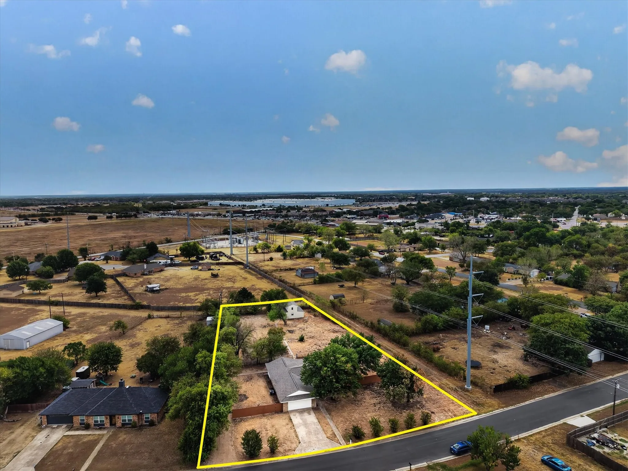 Single Family Residence For Sale in Ellis County , 113 Bow Creek Circle, Red Oak, Texas 75154, 3 Bedroom, 2 Bathroom, 2 Garage spaces, 1,714 Sqft, built in 1978, mls#21402388, Real Estate Agent in Red Oak, Homes For Sale in Ellis county, Homes For Sale in Red Oak, Realtor in Red Oak Texas, Real Estate Brokerage Independent Realty Texas, Luminita Cordes Realtor