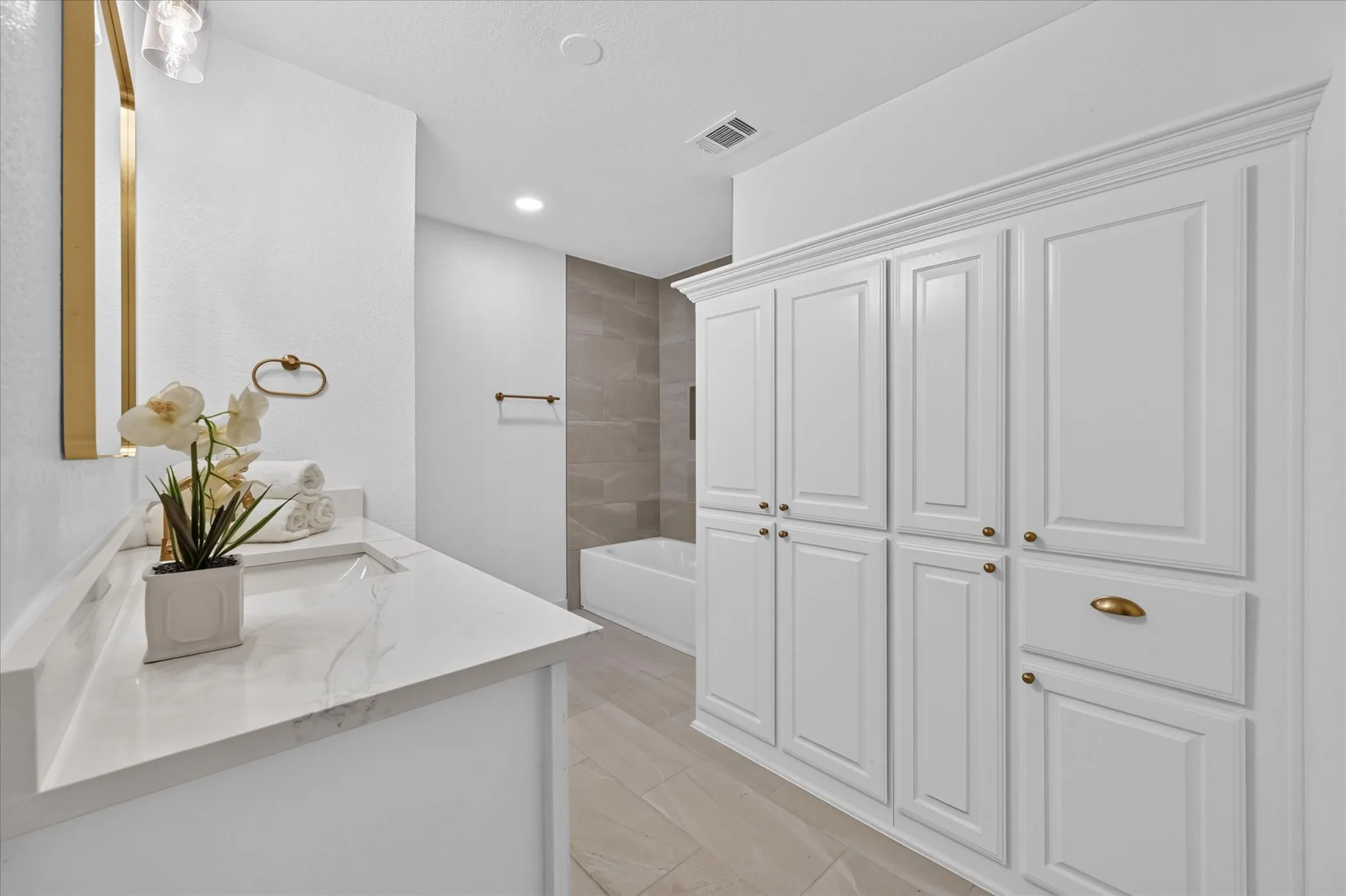 Single Family Residence For Sale in Ellis County , 113 Bow Creek Circle, Red Oak, Texas 75154, 3 Bedroom, 2 Bathroom, 2 Garage spaces, 1,714 Sqft, built in 1978, mls#21402388, Real Estate Agent in Red Oak, Homes For Sale in Ellis county, Homes For Sale in Red Oak, Realtor in Red Oak Texas, Real Estate Brokerage Independent Realty Texas, Luminita Cordes Realtor