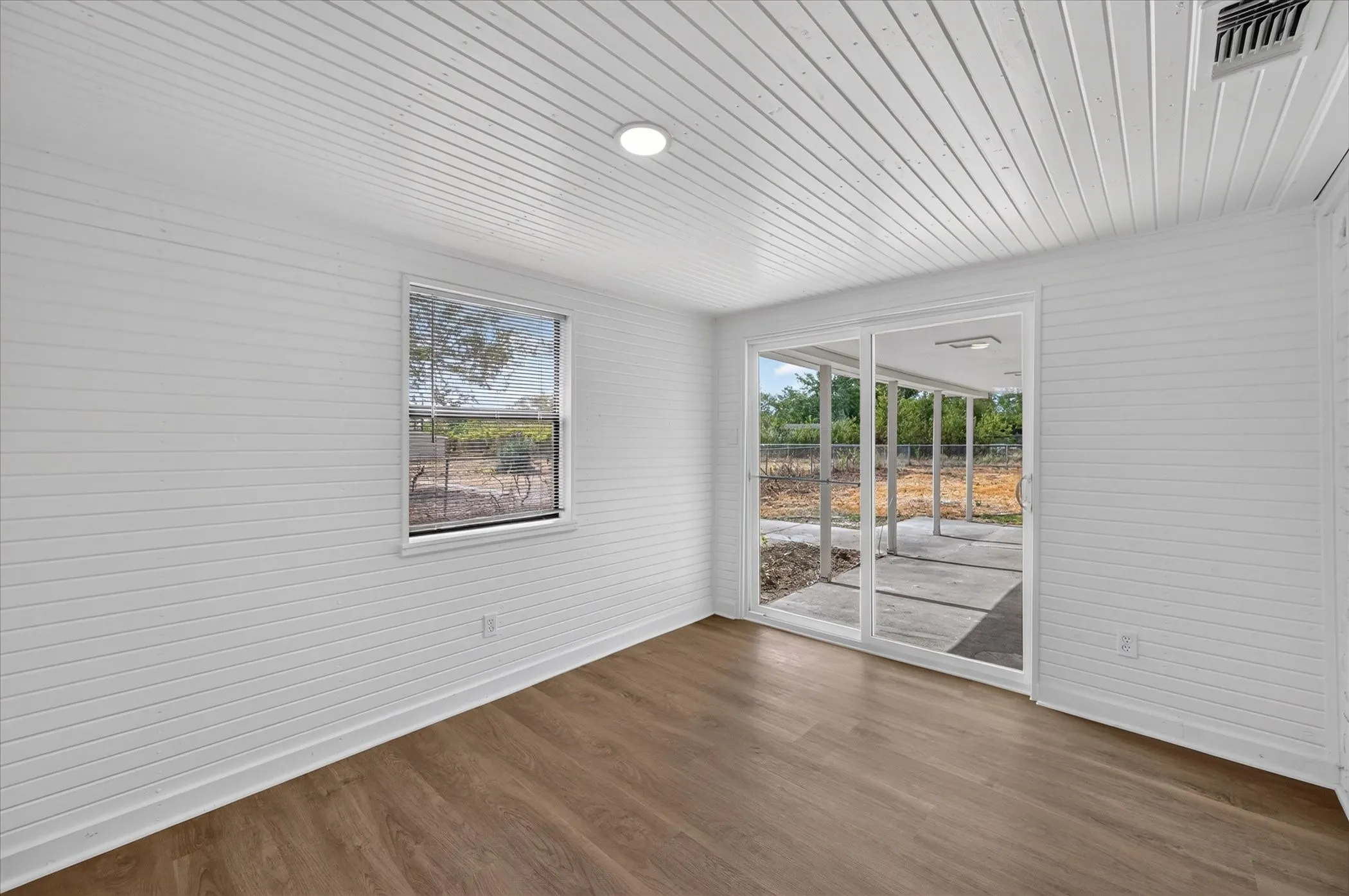 Single Family Residence For Sale in Ellis County , 113 Bow Creek Circle, Red Oak, Texas 75154, 3 Bedroom, 2 Bathroom, 2 Garage spaces, 1,714 Sqft, built in 1978, mls#21402388, Real Estate Agent in Red Oak, Homes For Sale in Ellis county, Homes For Sale in Red Oak, Realtor in Red Oak Texas, Real Estate Brokerage Independent Realty Texas, Luminita Cordes Realtor