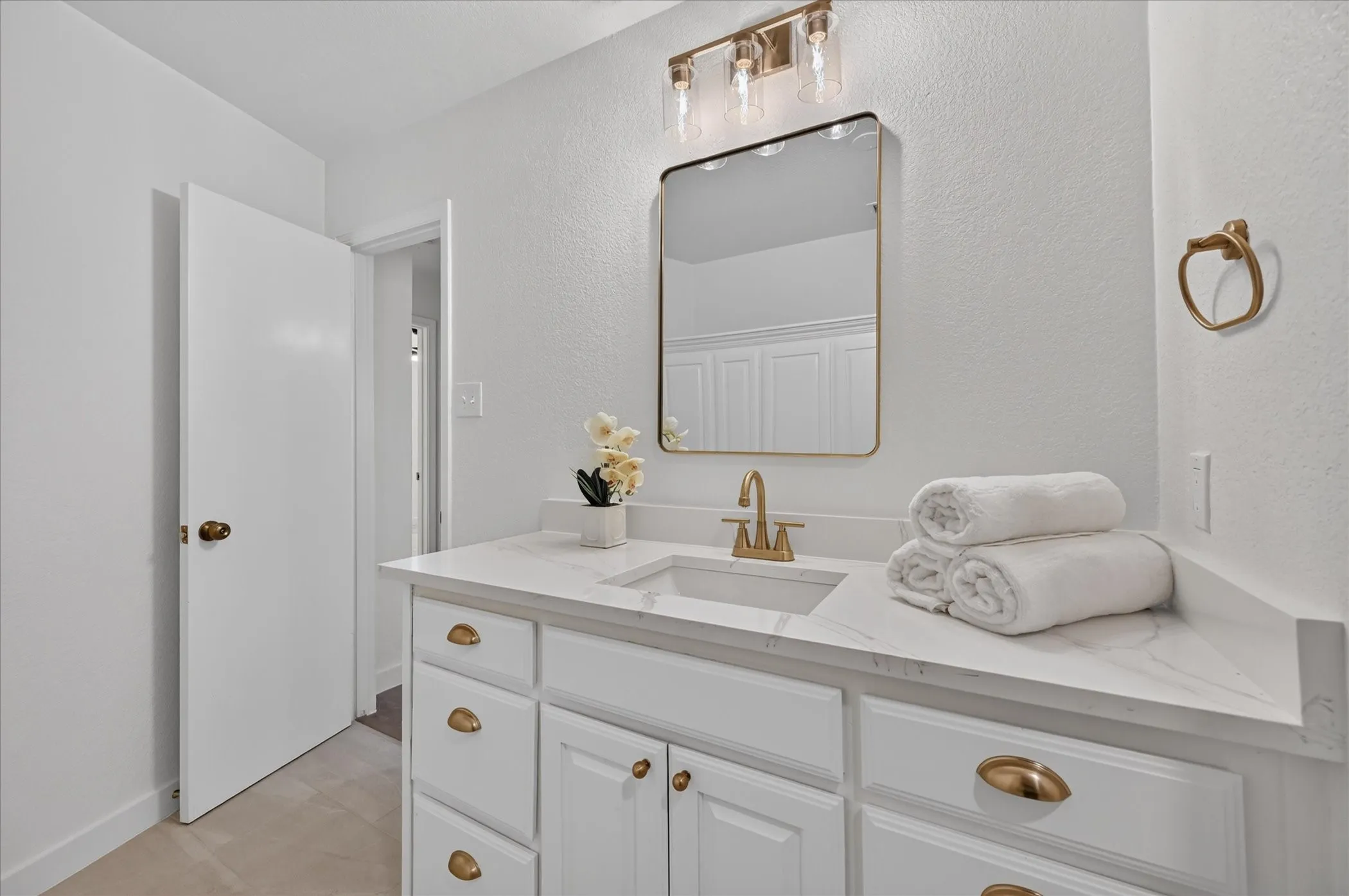 Single Family Residence For Sale in Ellis County , 113 Bow Creek Circle, Red Oak, Texas 75154, 3 Bedroom, 2 Bathroom, 2 Garage spaces, 1,714 Sqft, built in 1978, mls#21402388, Real Estate Agent in Red Oak, Homes For Sale in Ellis county, Homes For Sale in Red Oak, Realtor in Red Oak Texas, Real Estate Brokerage Independent Realty Texas, Luminita Cordes Realtor