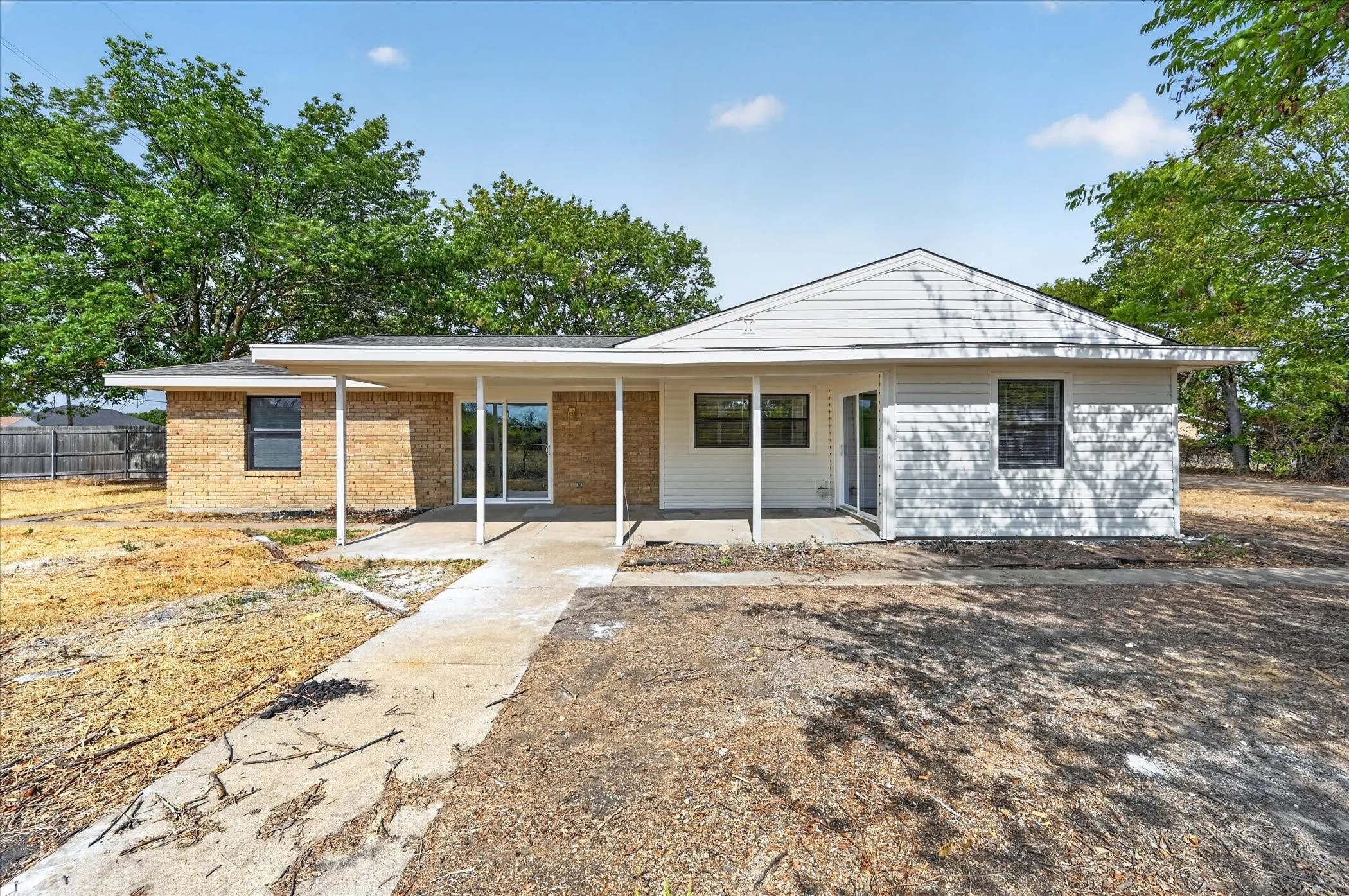 Single Family Residence For Sale in Ellis County , 113 Bow Creek Circle, Red Oak, Texas 75154, 3 Bedroom, 2 Bathroom, 2 Garage spaces, 1,714 Sqft, built in 1978, mls#21402388, Real Estate Agent in Red Oak, Homes For Sale in Ellis county, Homes For Sale in Red Oak, Realtor in Red Oak Texas, Real Estate Brokerage Independent Realty Texas, Luminita Cordes Realtor