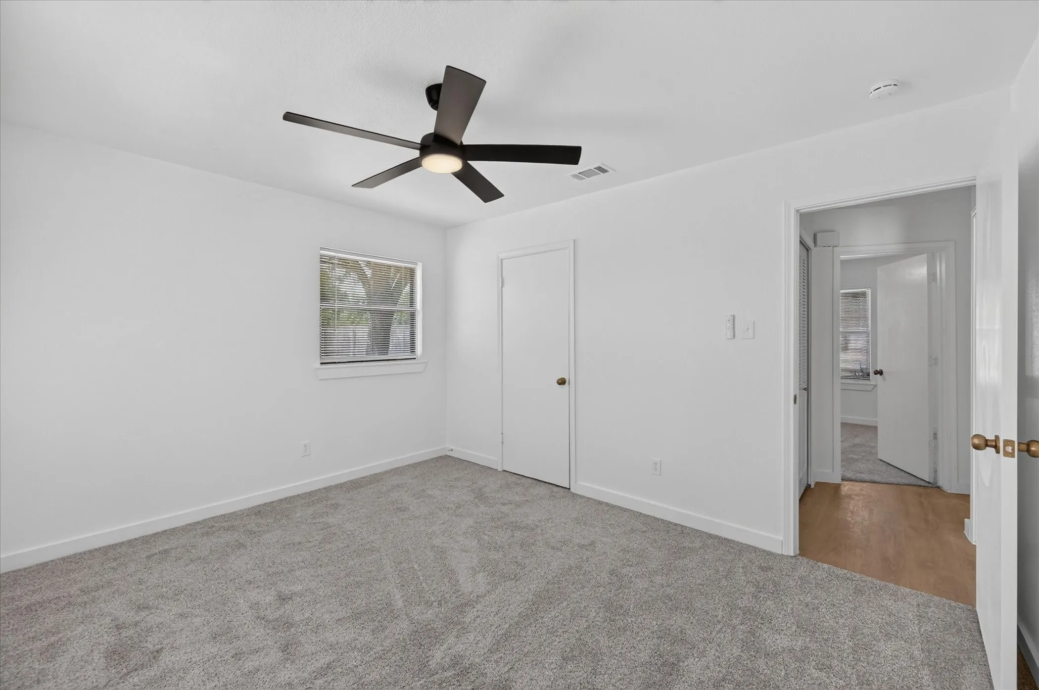 Single Family Residence For Sale in Ellis County , 113 Bow Creek Circle, Red Oak, Texas 75154, 3 Bedroom, 2 Bathroom, 2 Garage spaces, 1,714 Sqft, built in 1978, mls#21402388, Real Estate Agent in Red Oak, Homes For Sale in Ellis county, Homes For Sale in Red Oak, Realtor in Red Oak Texas, Real Estate Brokerage Independent Realty Texas, Luminita Cordes Realtor