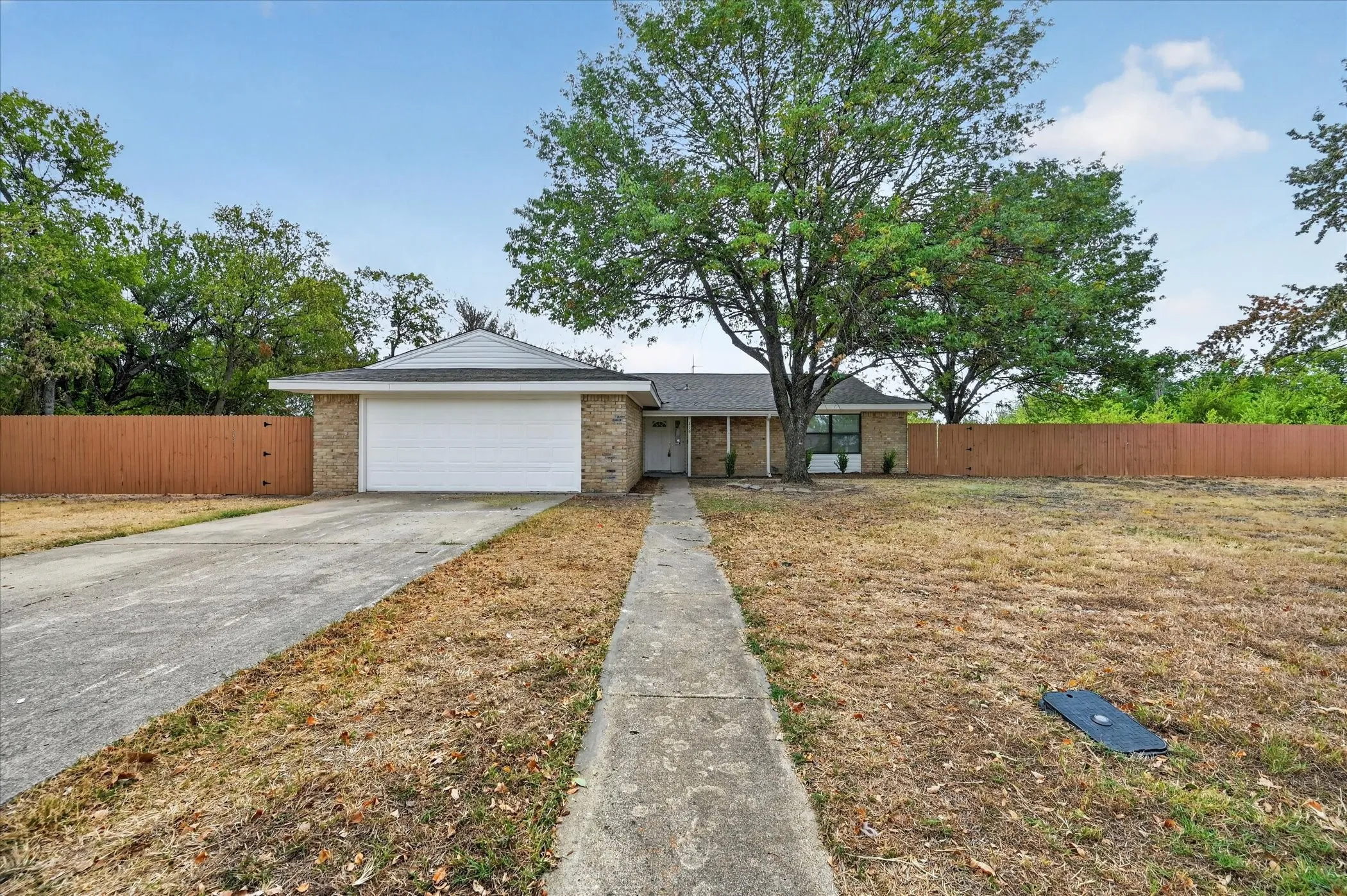 Single Family Residence For Sale in Ellis County , 113 Bow Creek Circle, Red Oak, Texas 75154, 3 Bedroom, 2 Bathroom, 2 Garage spaces, 1,714 Sqft, built in 1978, mls#21402388, Real Estate Agent in Red Oak, Homes For Sale in Ellis county, Homes For Sale in Red Oak, Realtor in Red Oak Texas, Real Estate Brokerage Independent Realty Texas, Luminita Cordes Realtor