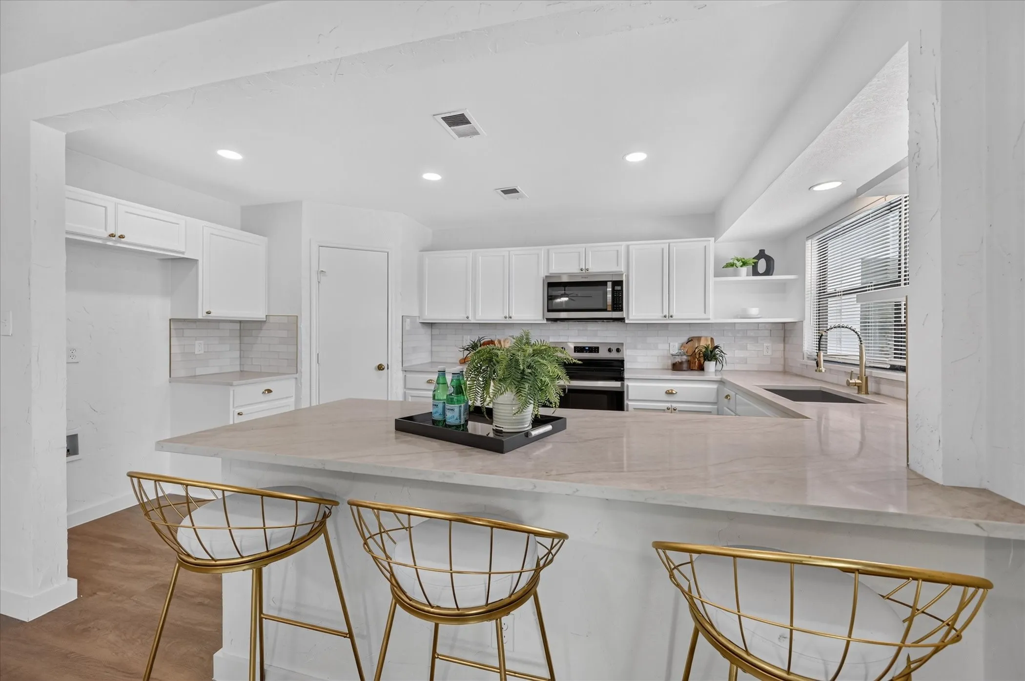 Single Family Residence For Sale in Ellis County , 113 Bow Creek Circle, Red Oak, Texas 75154, 3 Bedroom, 2 Bathroom, 2 Garage spaces, 1,714 Sqft, built in 1978, mls#21402388, Real Estate Agent in Red Oak, Homes For Sale in Ellis county, Homes For Sale in Red Oak, Realtor in Red Oak Texas, Real Estate Brokerage Independent Realty Texas, Luminita Cordes Realtor