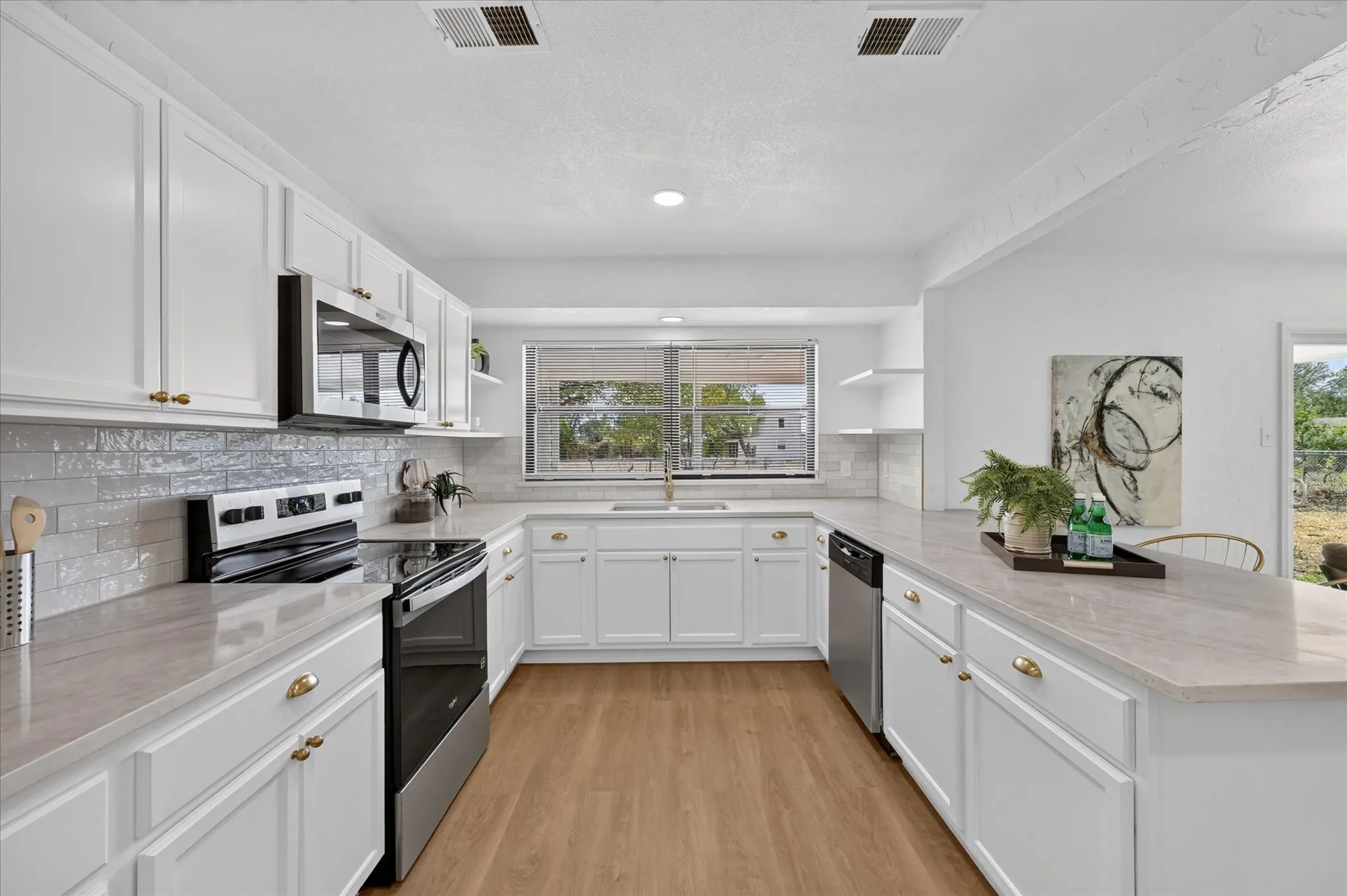Single Family Residence For Sale in Ellis County , 113 Bow Creek Circle, Red Oak, Texas 75154, 3 Bedroom, 2 Bathroom, 2 Garage spaces, 1,714 Sqft, built in 1978, mls#21402388, Real Estate Agent in Red Oak, Homes For Sale in Ellis county, Homes For Sale in Red Oak, Realtor in Red Oak Texas, Real Estate Brokerage Independent Realty Texas, Luminita Cordes Realtor