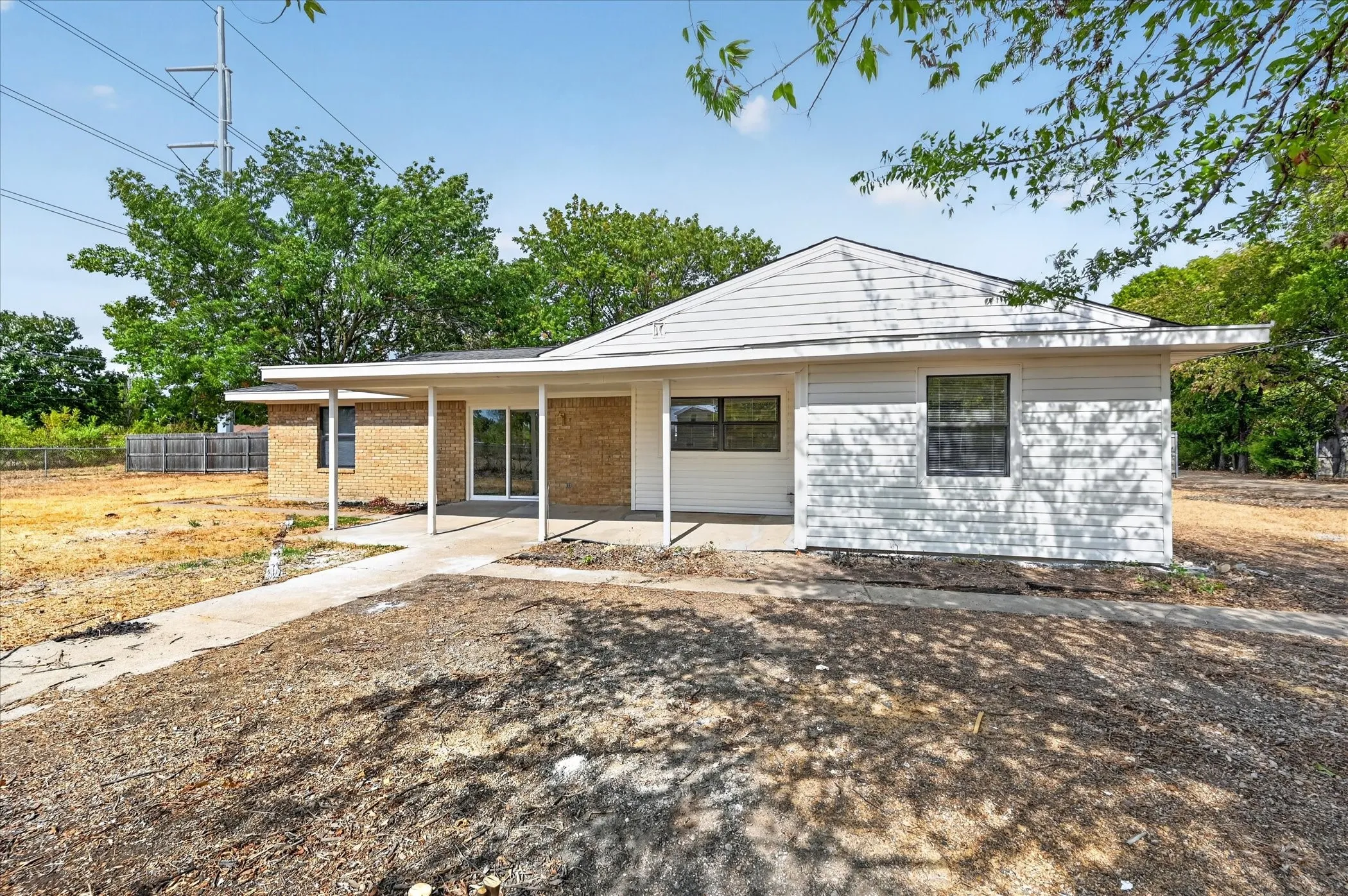 Single Family Residence For Sale in Ellis County , 113 Bow Creek Circle, Red Oak, Texas 75154, 3 Bedroom, 2 Bathroom, 2 Garage spaces, 1,714 Sqft, built in 1978, mls#21402388, Real Estate Agent in Red Oak, Homes For Sale in Ellis county, Homes For Sale in Red Oak, Realtor in Red Oak Texas, Real Estate Brokerage Independent Realty Texas, Luminita Cordes Realtor
