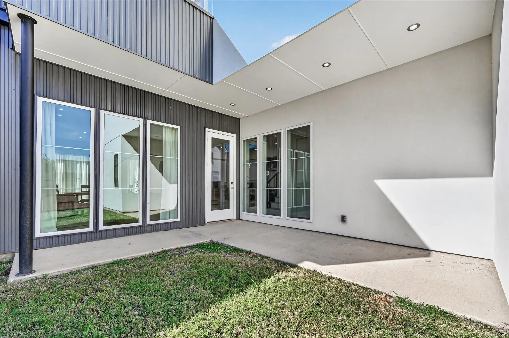 Single Family Residence For Sale in Dallas County , 835 Nomas Street, Dallas, Texas 75212, 4 Bedroom, 4 Bathroom, 2 Garage spaces, 2,591 Sqft, built in 2024, mls#21407767, Real Estate Agent in Dallas, Homes For Sale in Dallas county, Homes For Sale in Dallas, Realtor in Dallas Texas, Real Estate Brokerage Independent Realty Texas, Luminita Cordes Realtor