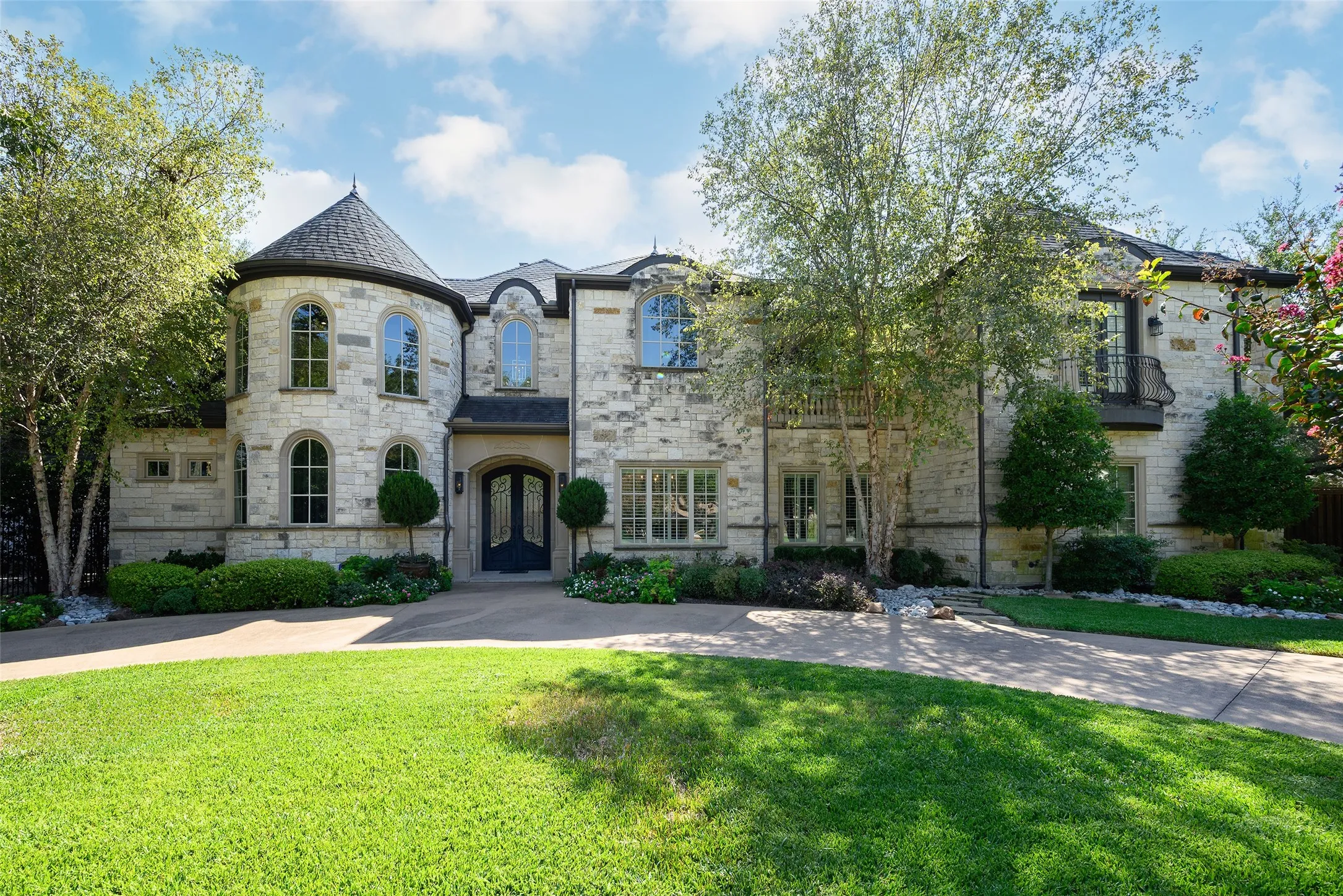 Single Family Residence For Sale in Dallas County , 6406 Deloache Avenue, Dallas, Texas 75225, 4 Bedroom, 6 Bathroom, 3 Garage spaces, 5,480 Sqft, built in 2012, mls#21407520, Real Estate Agent in Dallas, Homes For Sale in Dallas county, Homes For Sale in Dallas, Realtor in Dallas Texas, Real Estate Brokerage Independent Realty Texas, Luminita Cordes Realtor