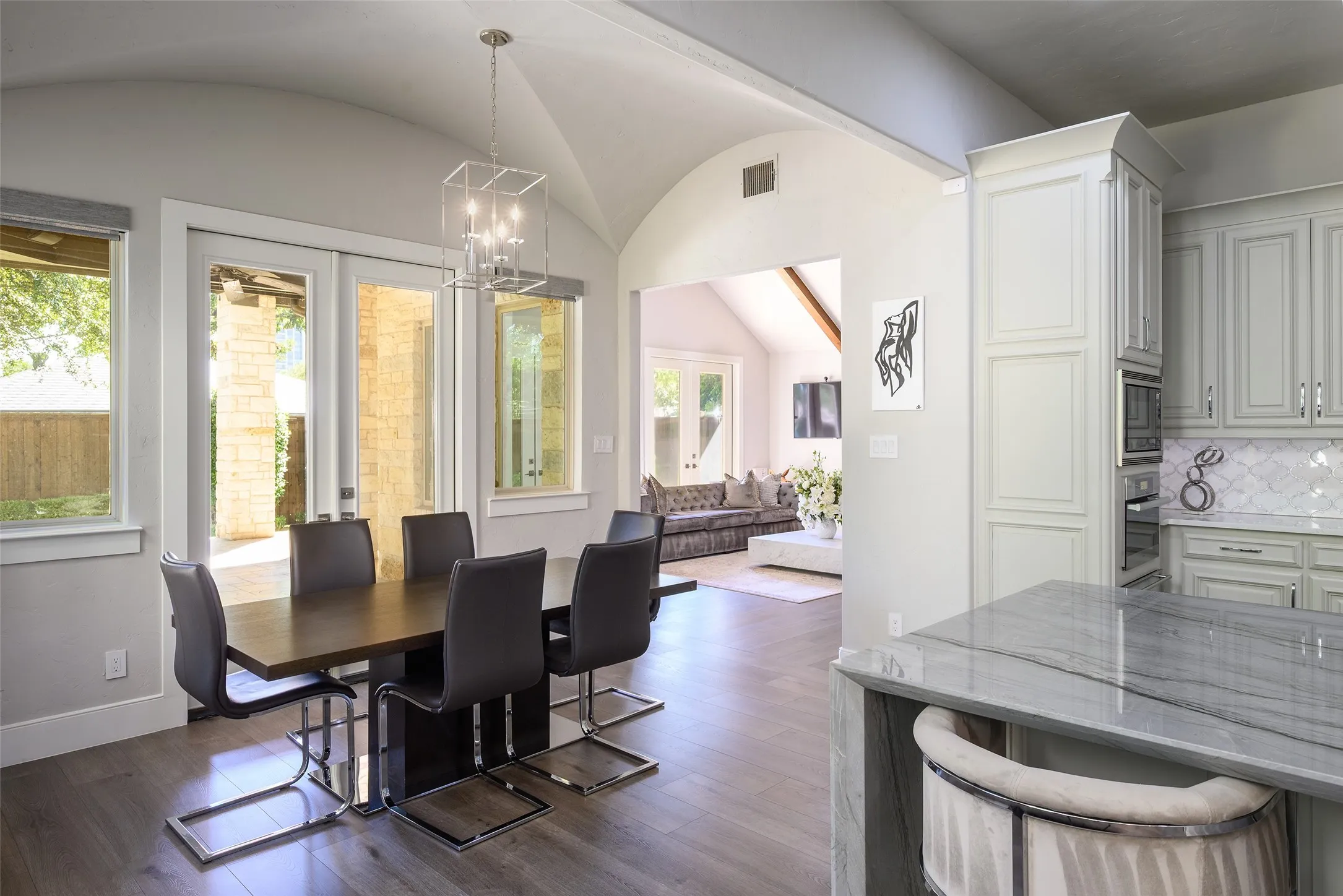 Single Family Residence For Sale in Dallas County , 6406 Deloache Avenue, Dallas, Texas 75225, 4 Bedroom, 6 Bathroom, 3 Garage spaces, 5,480 Sqft, built in 2012, mls#21407520, Real Estate Agent in Dallas, Homes For Sale in Dallas county, Homes For Sale in Dallas, Realtor in Dallas Texas, Real Estate Brokerage Independent Realty Texas, Luminita Cordes Realtor