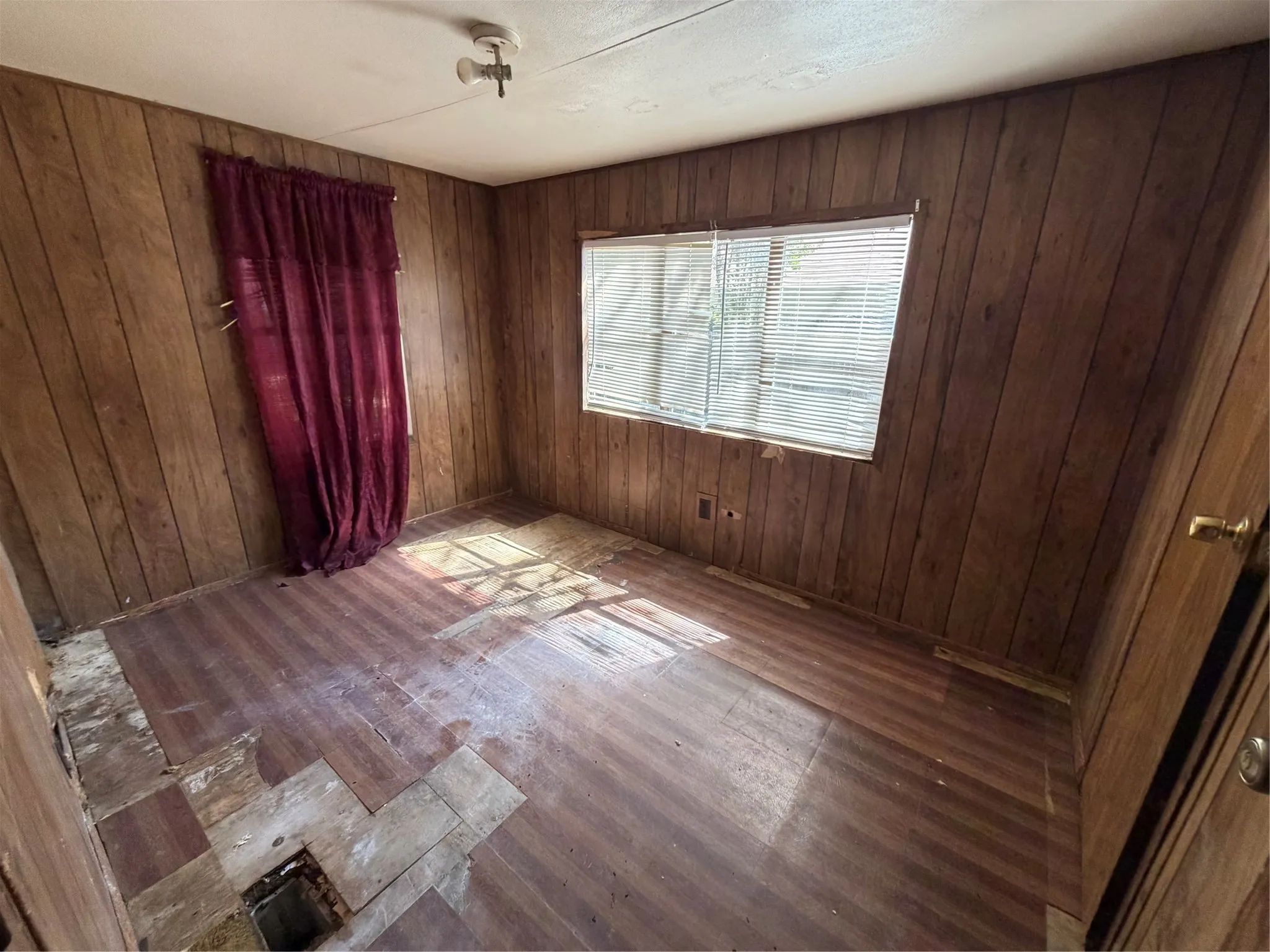 Mobile Home For Sale in Johnson County , 309 Boyd Street, Cleburne, Texas 76031, 4 Bedroom, 2 Bathroom, Garage spaces, 1,152 Sqft, built in 1983, mls#21408258, Real Estate Agent in Cleburne, Homes For Sale in Johnson county, Homes For Sale in Cleburne, Realtor in Cleburne Texas, Real Estate Brokerage Independent Realty Texas, Luminita Cordes Realtor