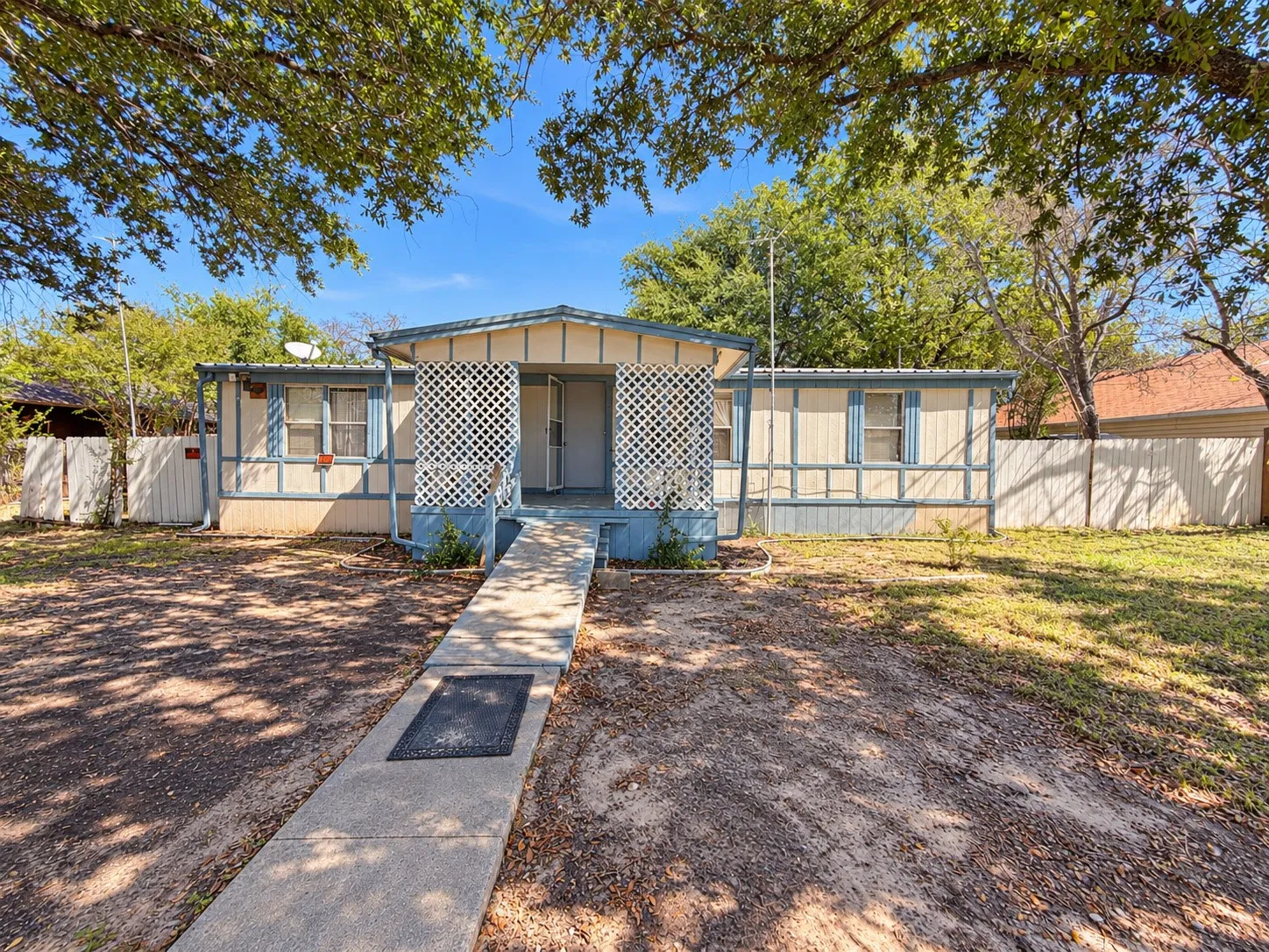 Mobile Home For Sale in Johnson County , 309 Boyd Street, Cleburne, Texas 76031, 4 Bedroom, 2 Bathroom, Garage spaces, 1,152 Sqft, built in 1983, mls#21408258, Real Estate Agent in Cleburne, Homes For Sale in Johnson county, Homes For Sale in Cleburne, Realtor in Cleburne Texas, Real Estate Brokerage Independent Realty Texas, Luminita Cordes Realtor