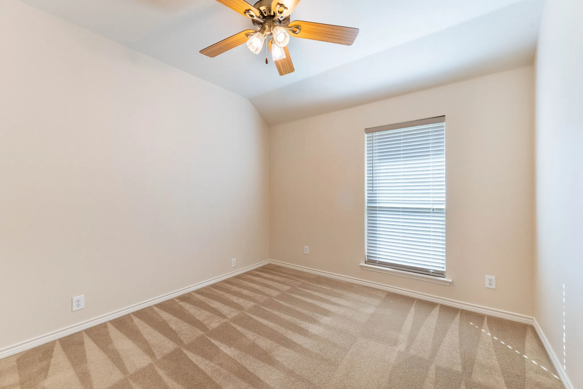 Single Family Residence For Sale in Rockwall County , 520 Covey Trail, Rockwall, Texas 75087, 3 Bedroom, 3 Bathroom, 2 Garage spaces, 2,310 Sqft, built in 2005, mls#21408250, Real Estate Agent in Rockwall, Homes For Sale in Rockwall county, Homes For Sale in Rockwall, Realtor in Rockwall Texas, Real Estate Brokerage Independent Realty Texas, Luminita Cordes Realtor