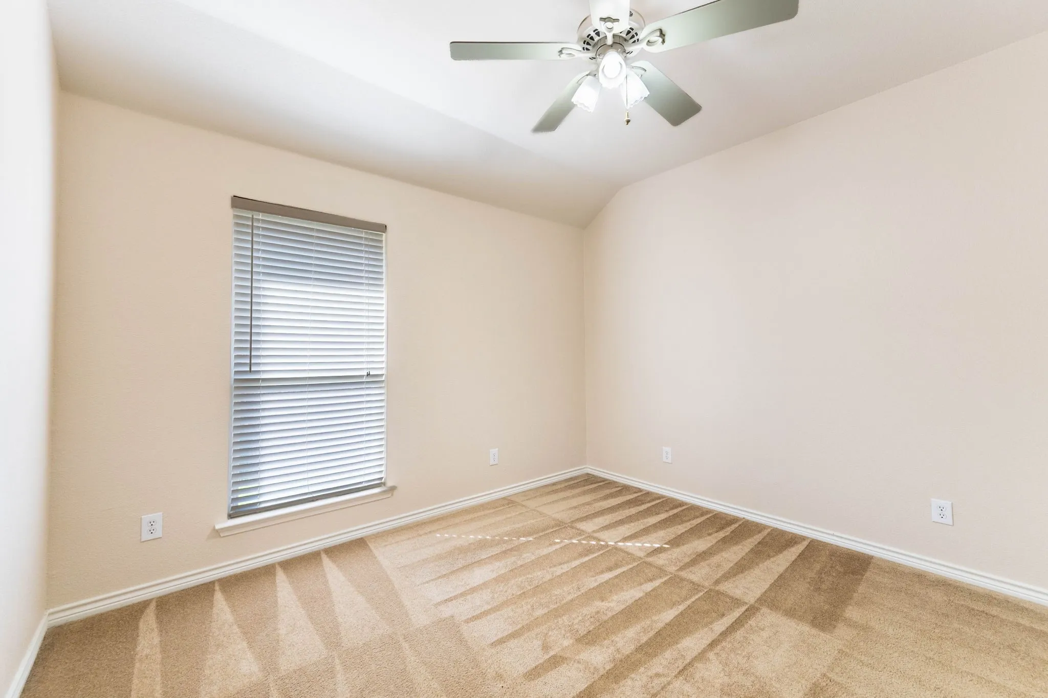 Single Family Residence For Sale in Rockwall County , 520 Covey Trail, Rockwall, Texas 75087, 3 Bedroom, 3 Bathroom, 2 Garage spaces, 2,310 Sqft, built in 2005, mls#21408250, Real Estate Agent in Rockwall, Homes For Sale in Rockwall county, Homes For Sale in Rockwall, Realtor in Rockwall Texas, Real Estate Brokerage Independent Realty Texas, Luminita Cordes Realtor