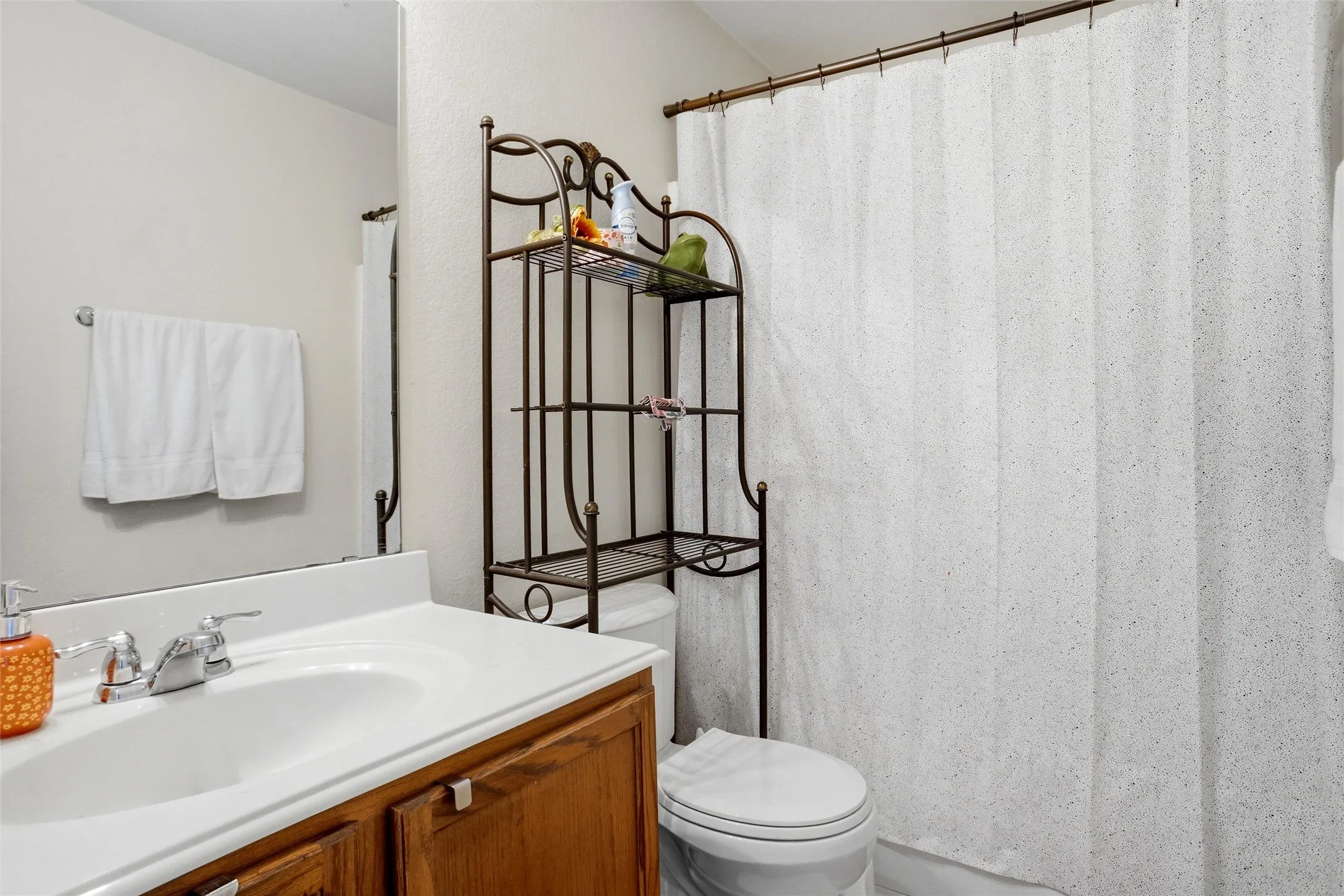 Single Family Residence For Sale in Parker County , 133 Bridlewood Street, Azle, Texas 76020, 4 Bedroom, 3 Bathroom, 2 Garage spaces, 2,883 Sqft, built in 2006, mls#21406160, Real Estate Agent in Azle, Homes For Sale in Parker county, Homes For Sale in Azle, Realtor in Azle Texas, Real Estate Brokerage Independent Realty Texas, Luminita Cordes Realtor