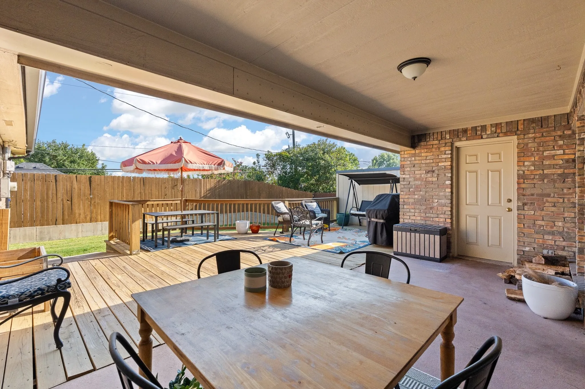 Single Family Residence For Sale in Johnson County , 405 Lincoln Oaks Drive, Burleson, Texas 76028, 4 Bedroom, 3 Bathroom, 2 Garage spaces, 2,459 Sqft, built in 1992, mls#21407981, Real Estate Agent in Burleson, Homes For Sale in Johnson county, Homes For Sale in Burleson, Realtor in Burleson Texas, Real Estate Brokerage Independent Realty Texas, Luminita Cordes Realtor