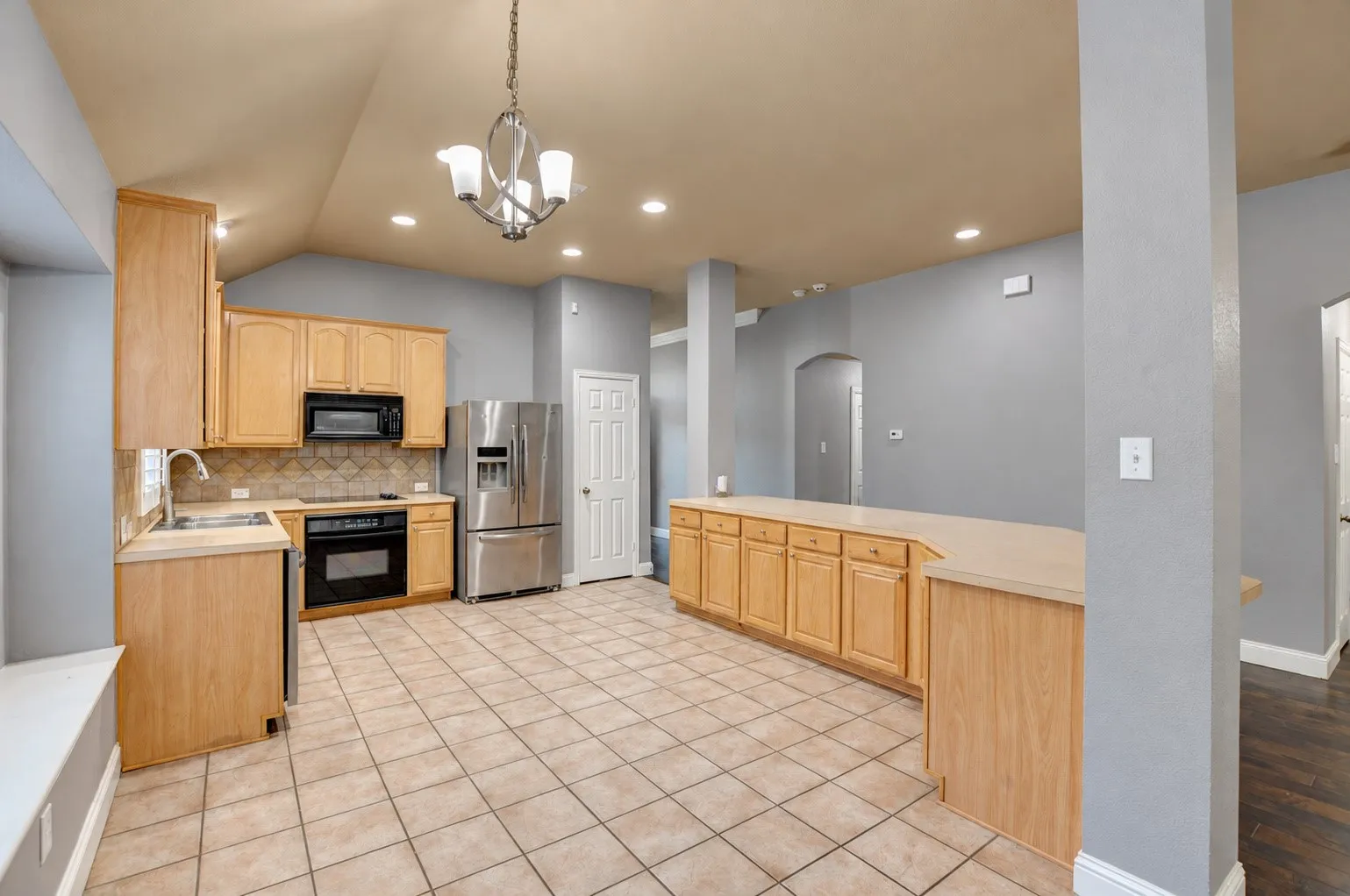 Single Family Residence For Sale in Tarrant County , 6831 Landing Drive, Grand Prairie, Texas 75054, 3 Bedroom, 2 Bathroom, 2 Garage spaces, 1,840 Sqft, built in 2003, mls#21408471, Real Estate Agent in Grand Prairie, Homes For Sale in Tarrant county, Homes For Sale in Grand Prairie, Realtor in Grand Prairie Texas, Real Estate Brokerage Independent Realty Texas, Luminita Cordes Realtor