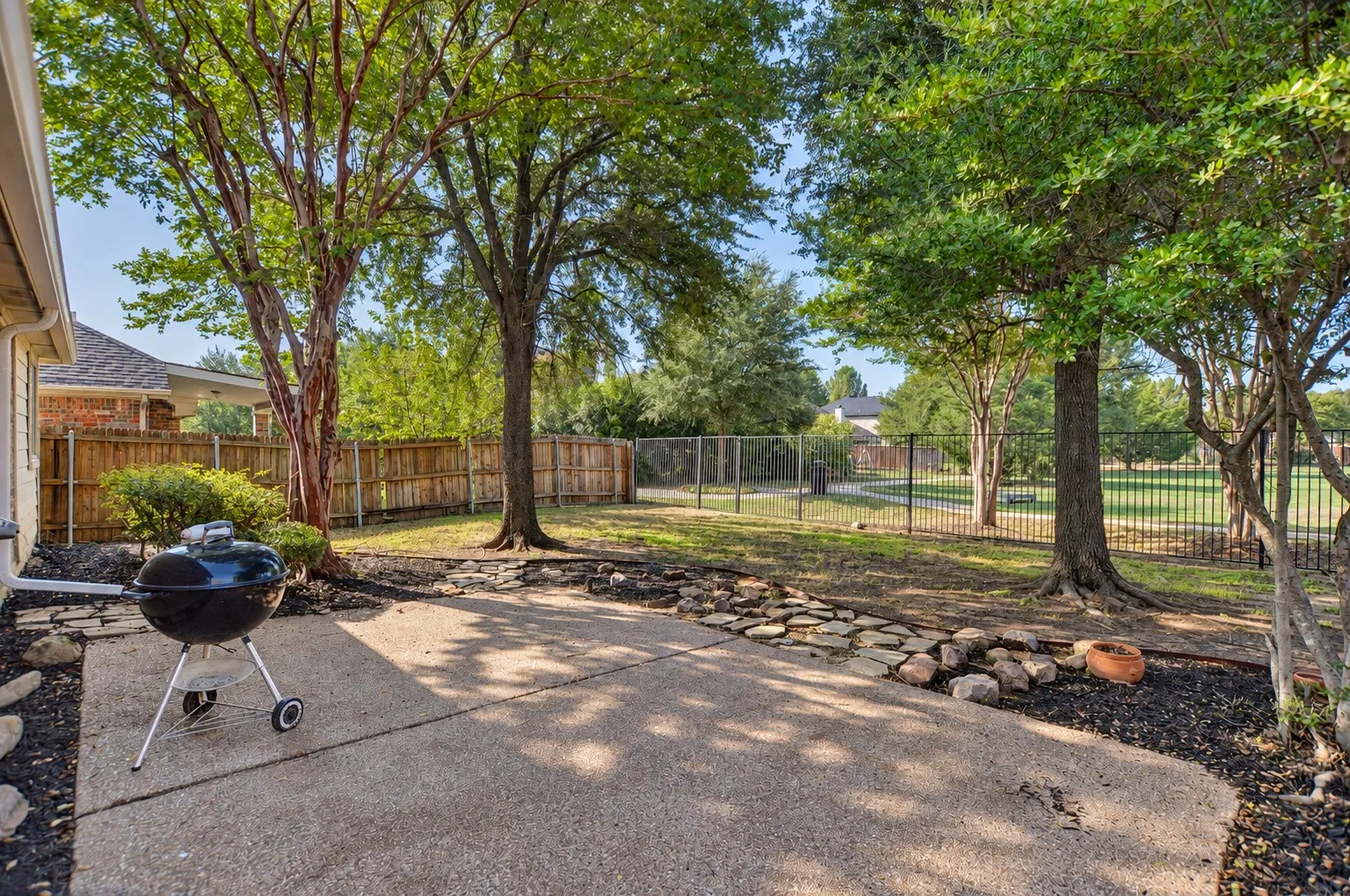 Single Family Residence For Sale in Tarrant County , 6831 Landing Drive, Grand Prairie, Texas 75054, 3 Bedroom, 2 Bathroom, 2 Garage spaces, 1,840 Sqft, built in 2003, mls#21408471, Real Estate Agent in Grand Prairie, Homes For Sale in Tarrant county, Homes For Sale in Grand Prairie, Realtor in Grand Prairie Texas, Real Estate Brokerage Independent Realty Texas, Luminita Cordes Realtor