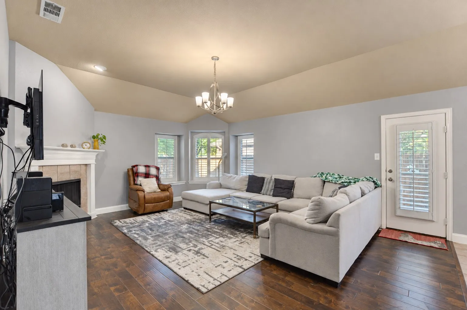 Single Family Residence For Sale in Tarrant County , 6831 Landing Drive, Grand Prairie, Texas 75054, 3 Bedroom, 2 Bathroom, 2 Garage spaces, 1,840 Sqft, built in 2003, mls#21408471, Real Estate Agent in Grand Prairie, Homes For Sale in Tarrant county, Homes For Sale in Grand Prairie, Realtor in Grand Prairie Texas, Real Estate Brokerage Independent Realty Texas, Luminita Cordes Realtor