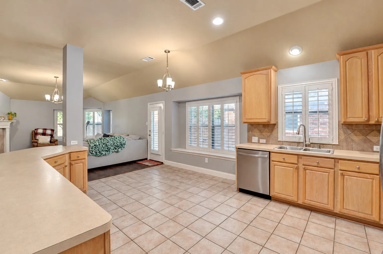 Single Family Residence For Sale in Tarrant County , 6831 Landing Drive, Grand Prairie, Texas 75054, 3 Bedroom, 2 Bathroom, 2 Garage spaces, 1,840 Sqft, built in 2003, mls#21408471, Real Estate Agent in Grand Prairie, Homes For Sale in Tarrant county, Homes For Sale in Grand Prairie, Realtor in Grand Prairie Texas, Real Estate Brokerage Independent Realty Texas, Luminita Cordes Realtor