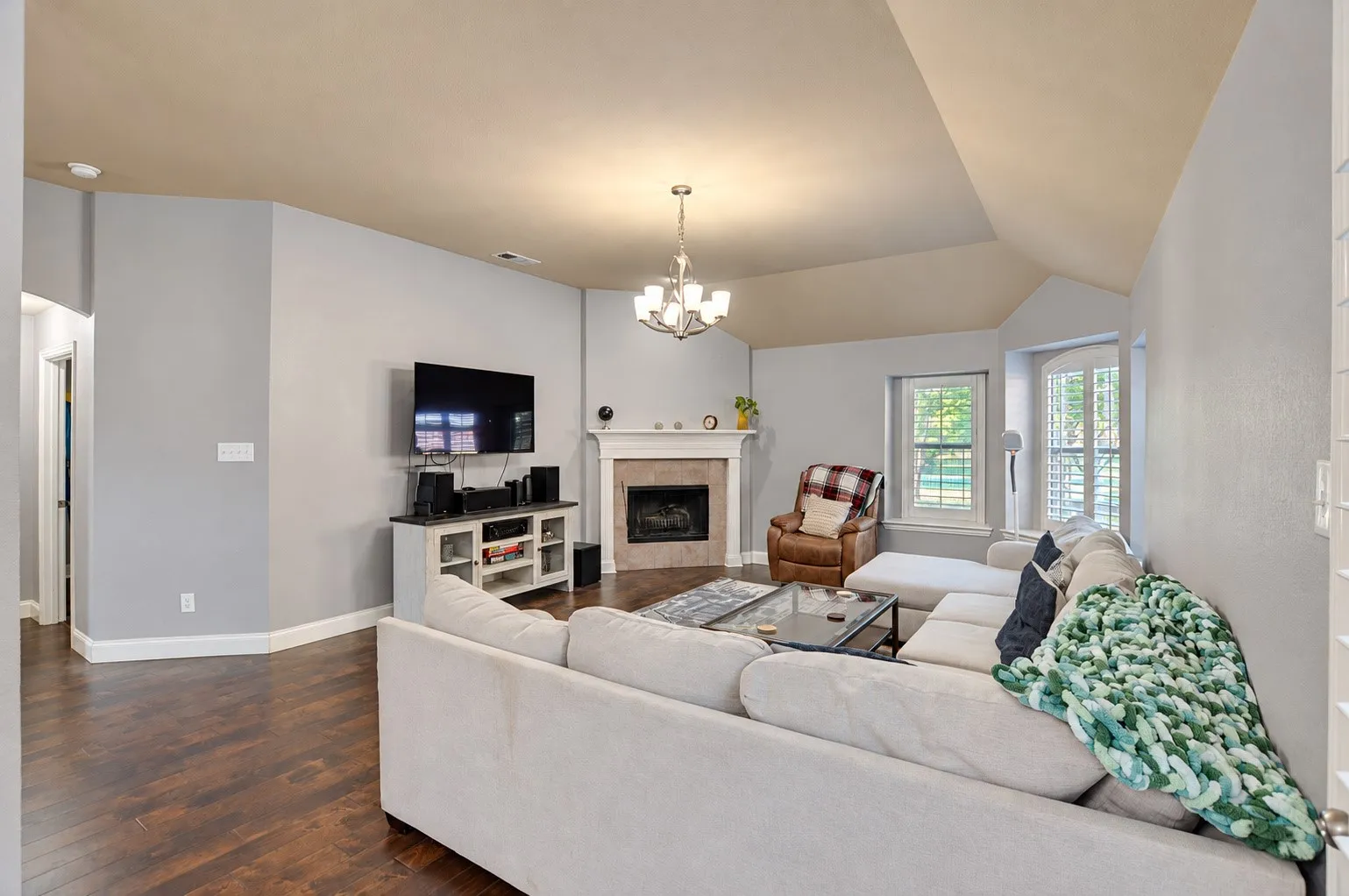 Single Family Residence For Sale in Tarrant County , 6831 Landing Drive, Grand Prairie, Texas 75054, 3 Bedroom, 2 Bathroom, 2 Garage spaces, 1,840 Sqft, built in 2003, mls#21408471, Real Estate Agent in Grand Prairie, Homes For Sale in Tarrant county, Homes For Sale in Grand Prairie, Realtor in Grand Prairie Texas, Real Estate Brokerage Independent Realty Texas, Luminita Cordes Realtor
