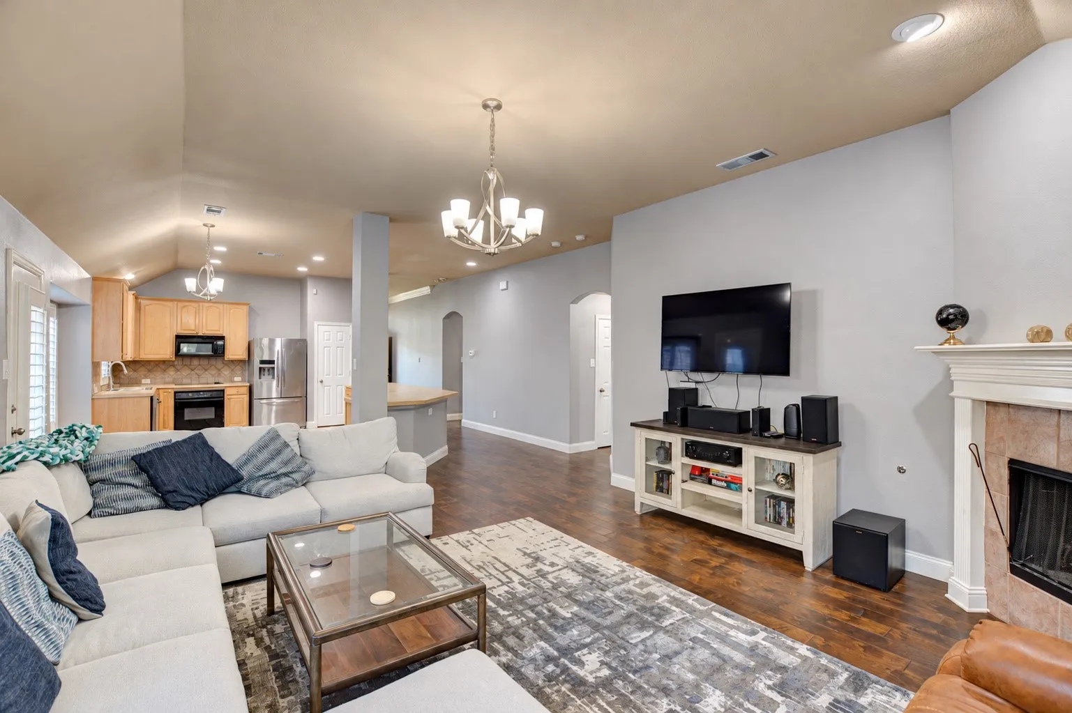 Single Family Residence For Sale in Tarrant County , 6831 Landing Drive, Grand Prairie, Texas 75054, 3 Bedroom, 2 Bathroom, 2 Garage spaces, 1,840 Sqft, built in 2003, mls#21408471, Real Estate Agent in Grand Prairie, Homes For Sale in Tarrant county, Homes For Sale in Grand Prairie, Realtor in Grand Prairie Texas, Real Estate Brokerage Independent Realty Texas, Luminita Cordes Realtor
